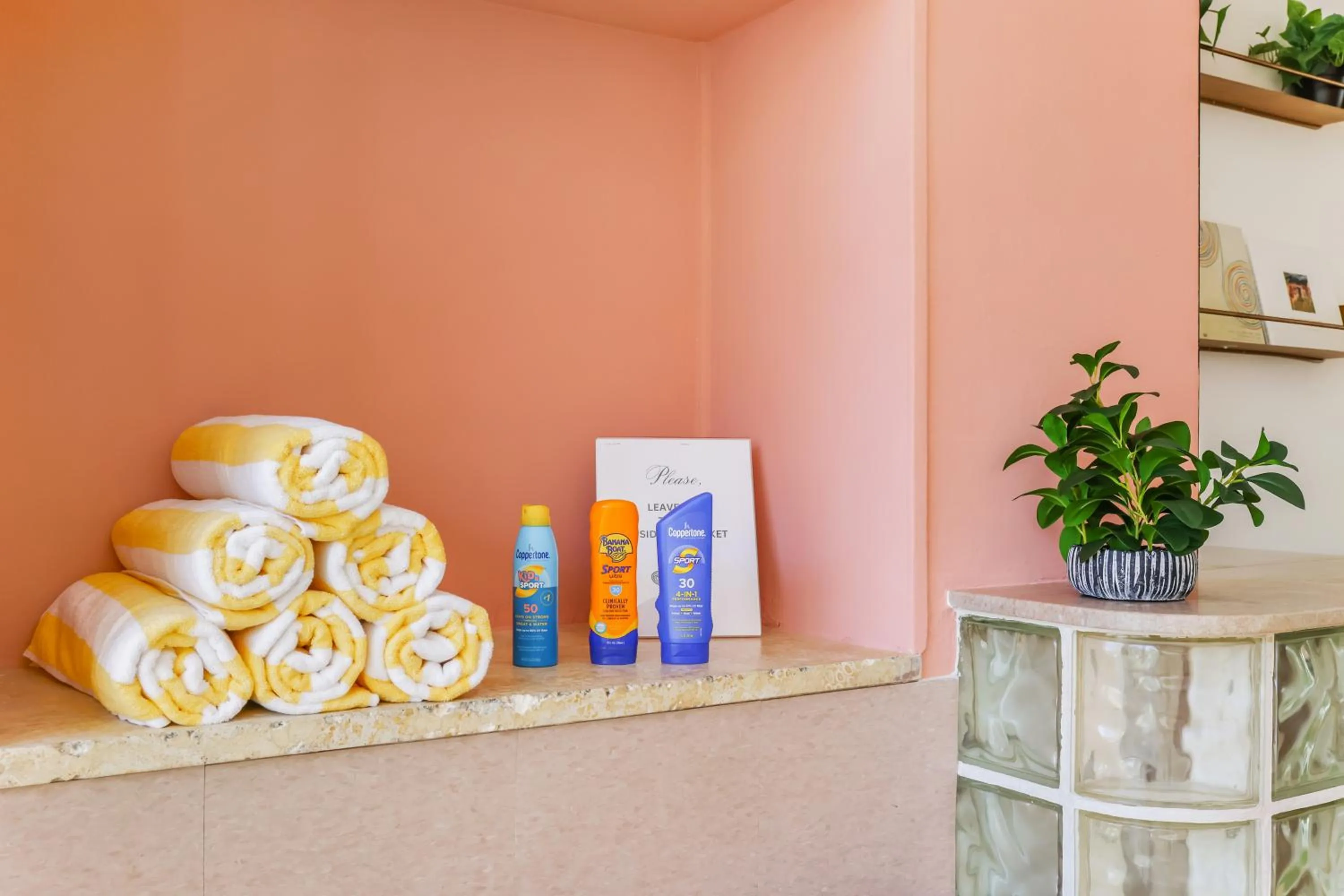 Pool view in Tropics Hotel Miami Beach