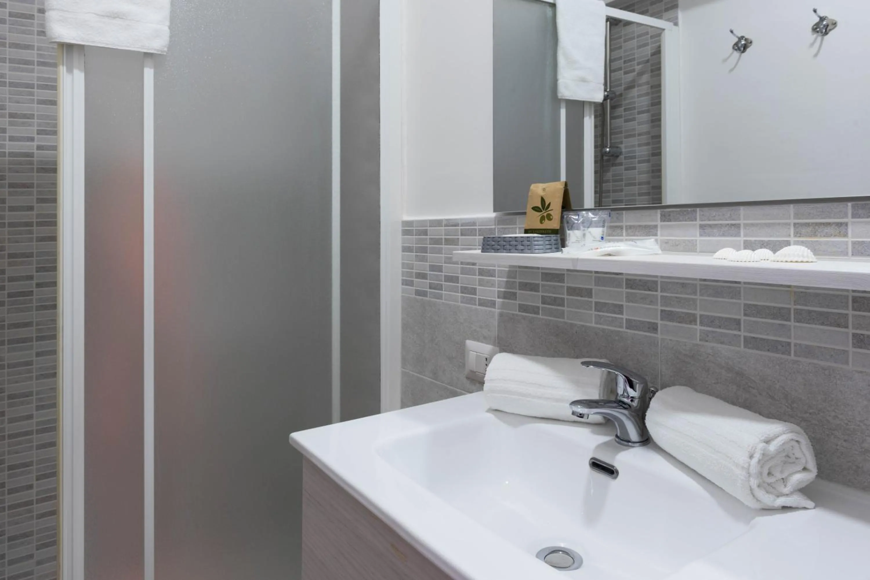 Shower in Sirentum Rooms