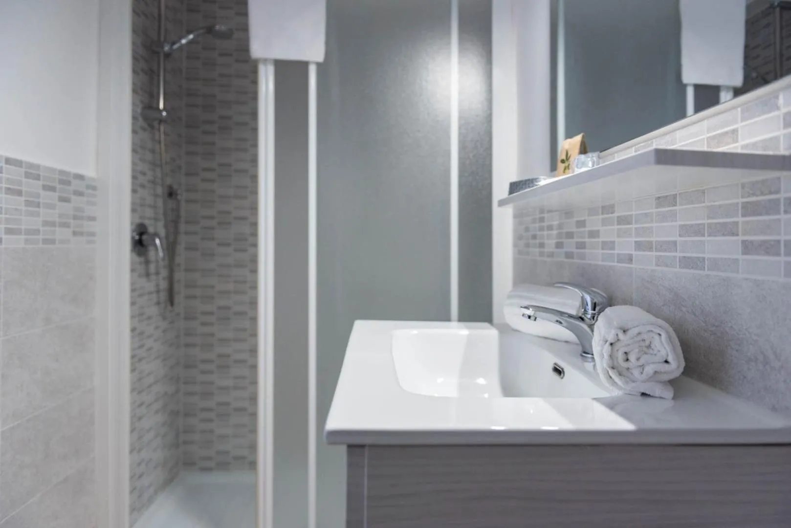 Shower in Sirentum Rooms