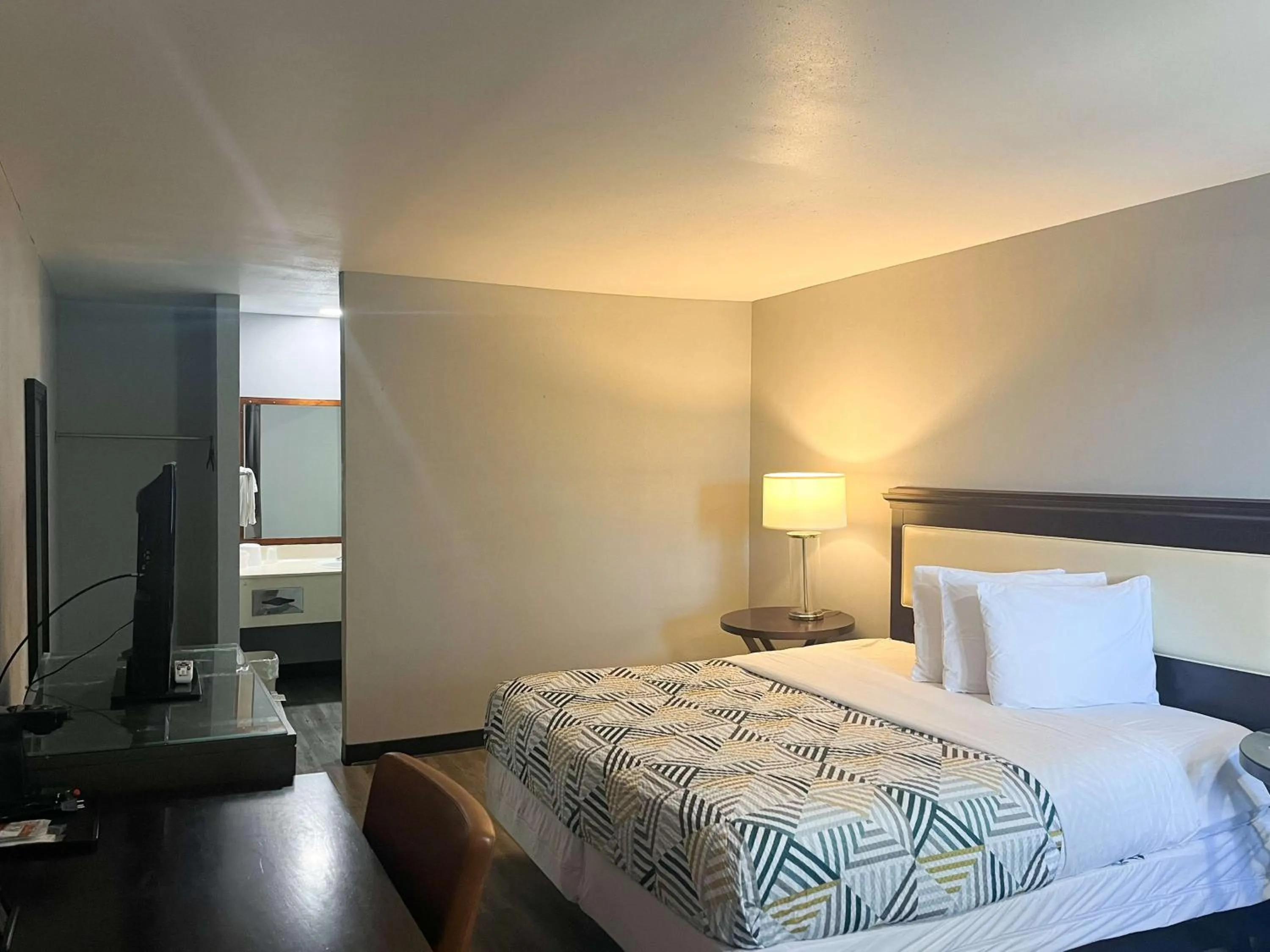 Photo of the whole room, Bed in Motel 6 Borger, TX Boom Town