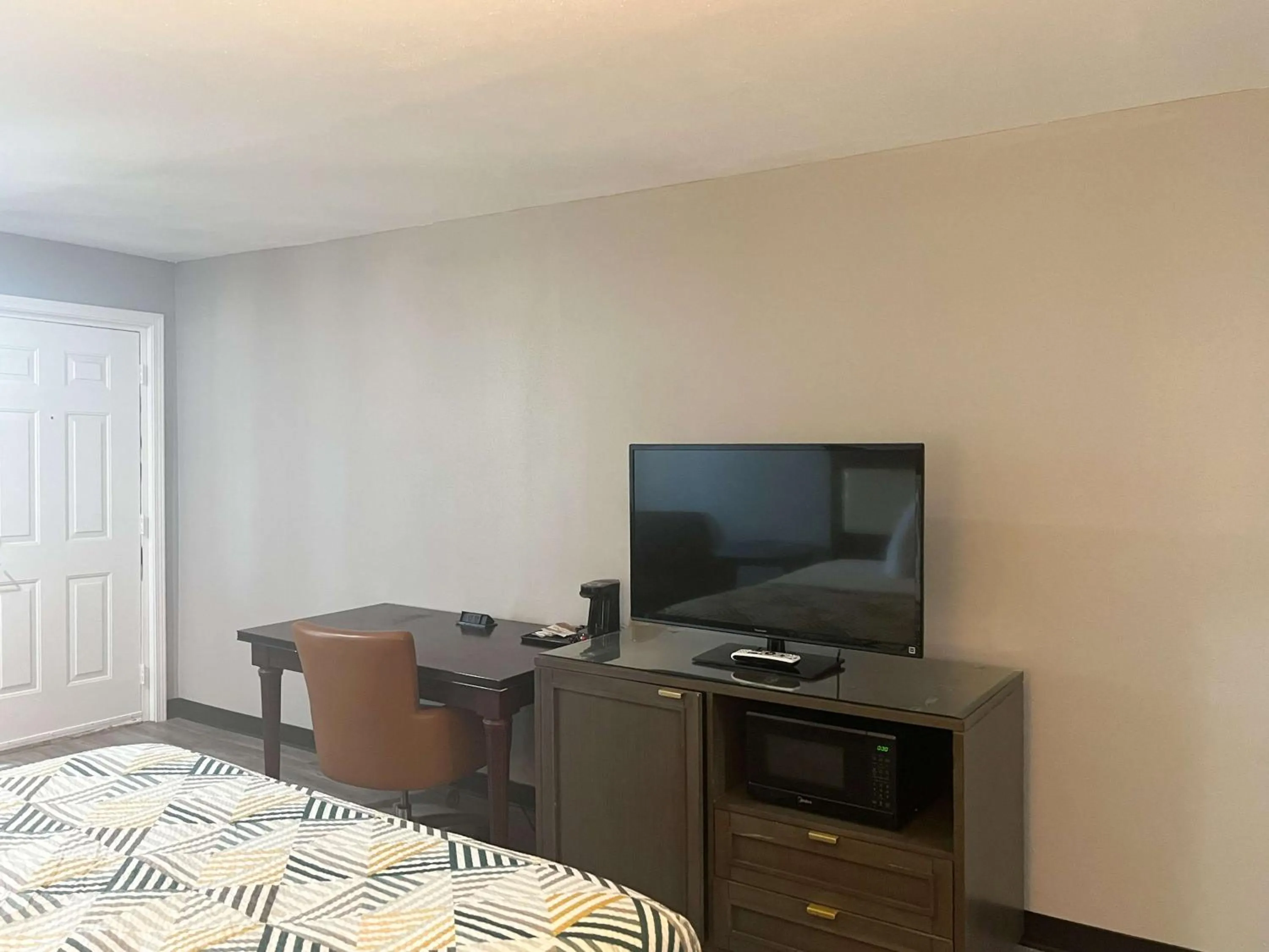 Photo of the whole room, Bed in Motel 6 Borger, TX Boom Town