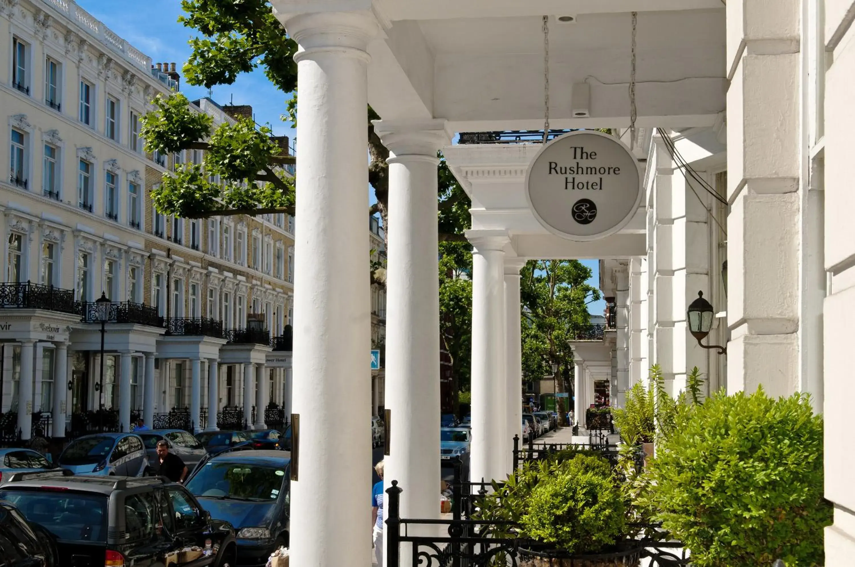 Facade/entrance in Rushmore Hotel Facade/entrance in Rushmore Hotel