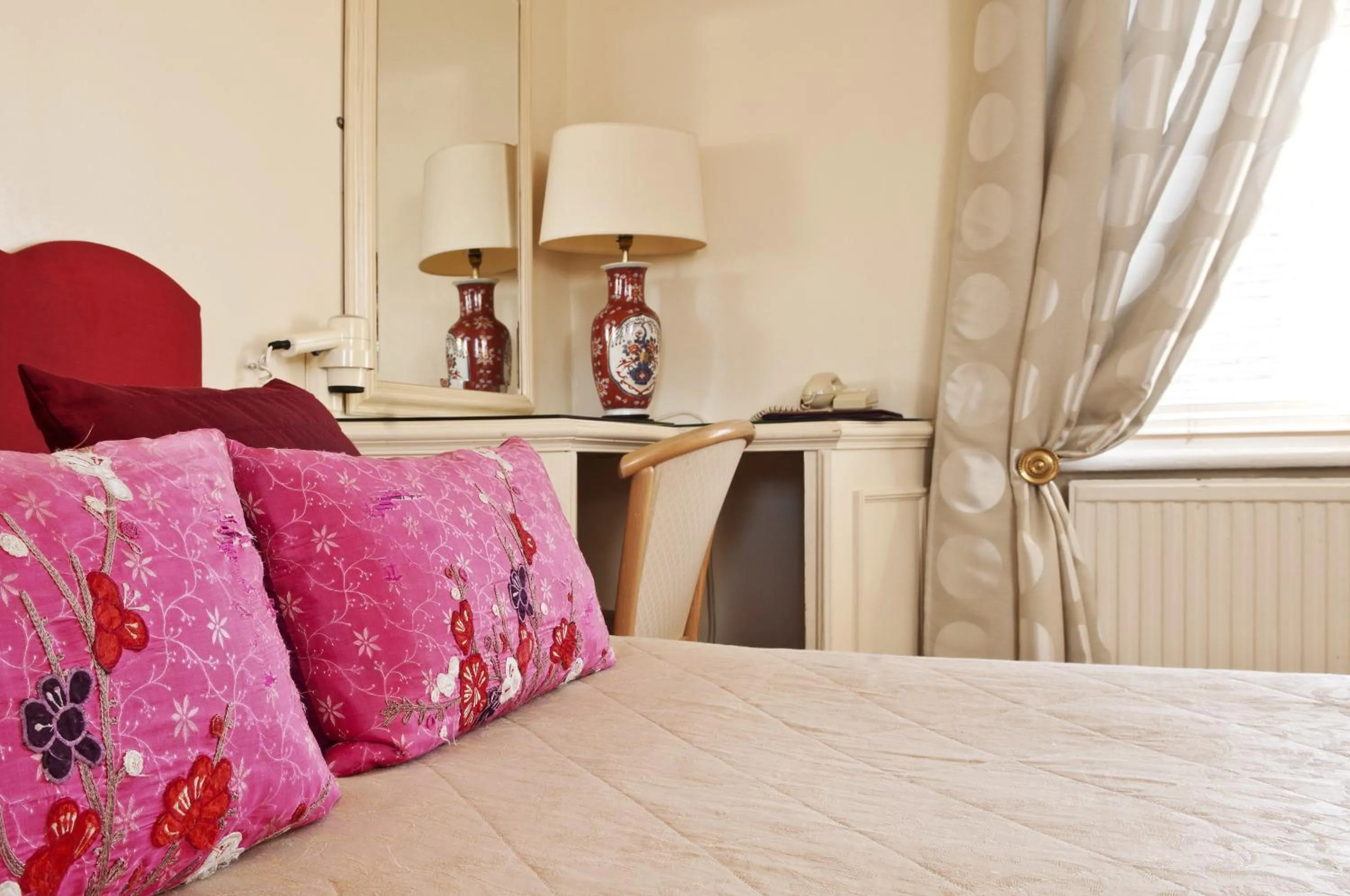 Day, Bed in Rushmore Hotel