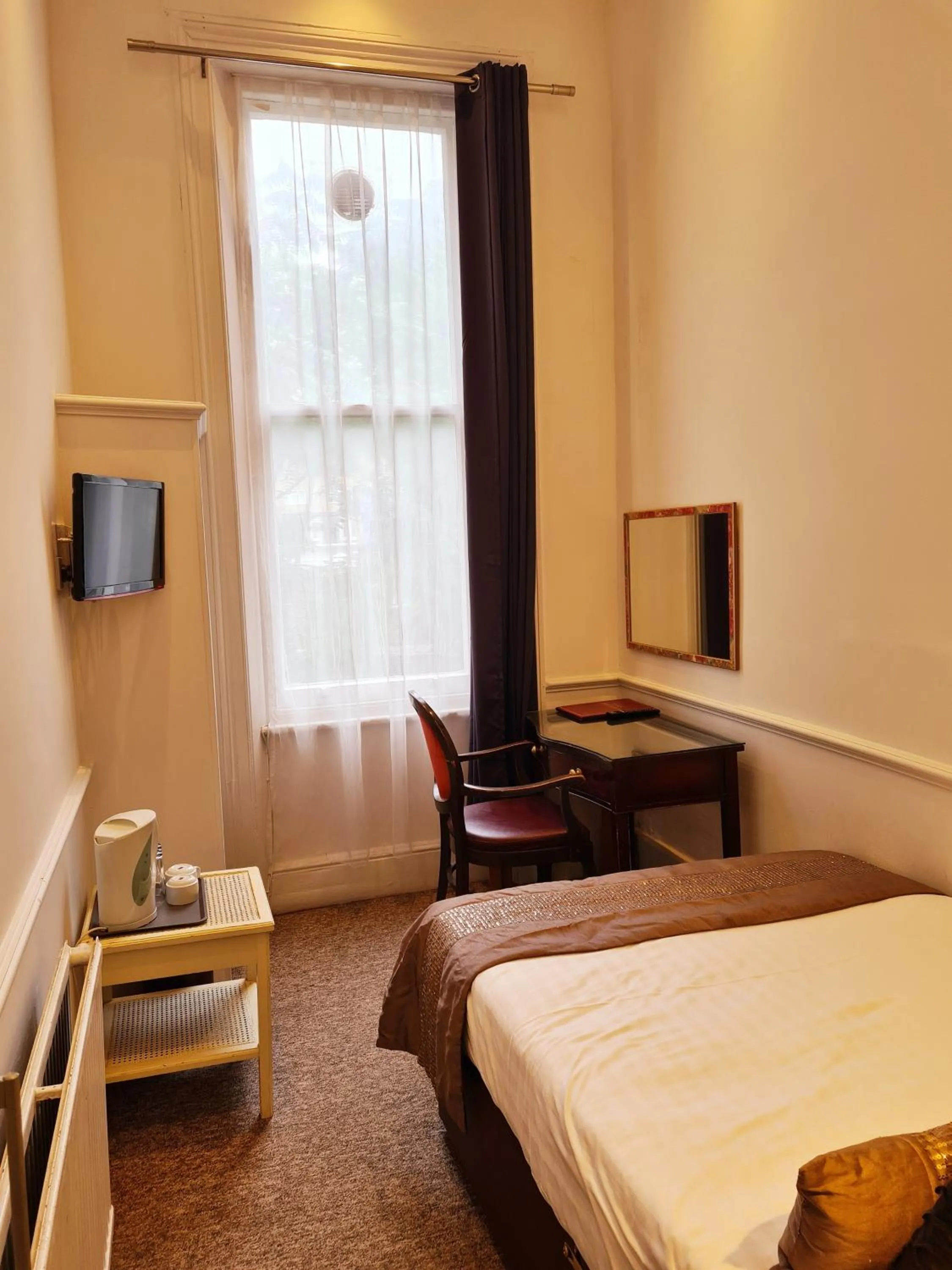 Seating area, Bed in Rushmore Hotel