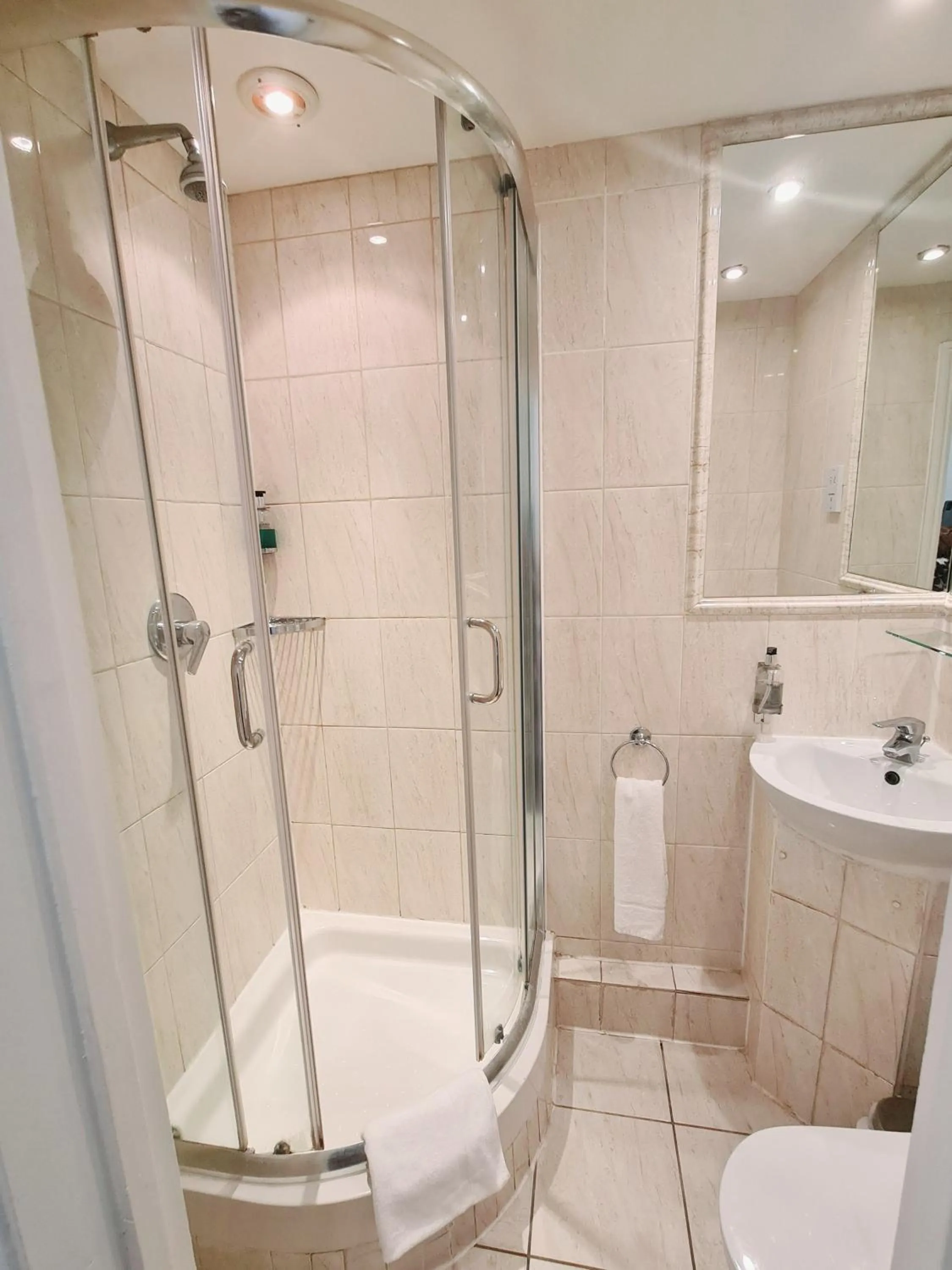 Bathroom in Rushmore Hotel