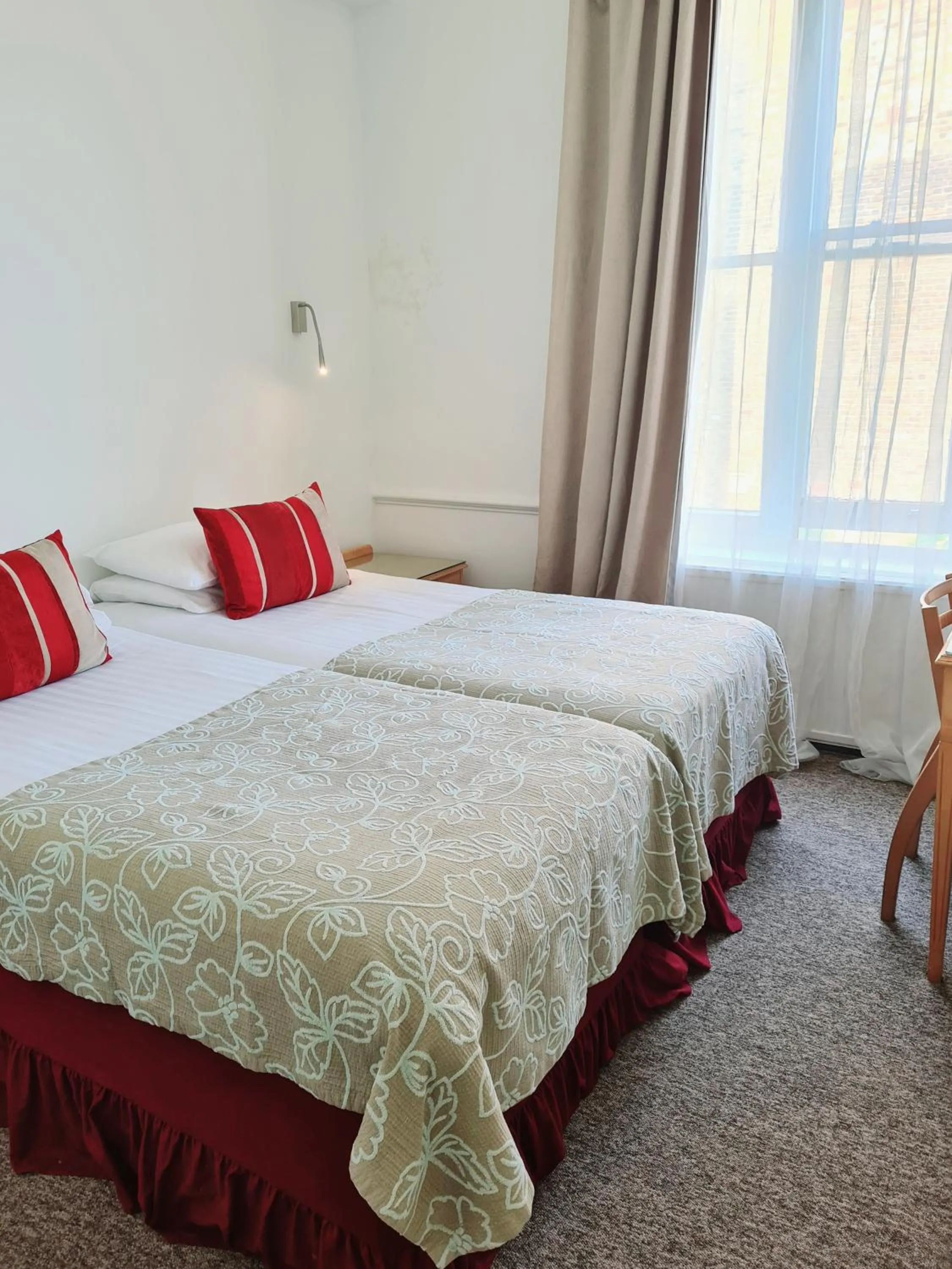 Bedroom, Bed in Rushmore Hotel