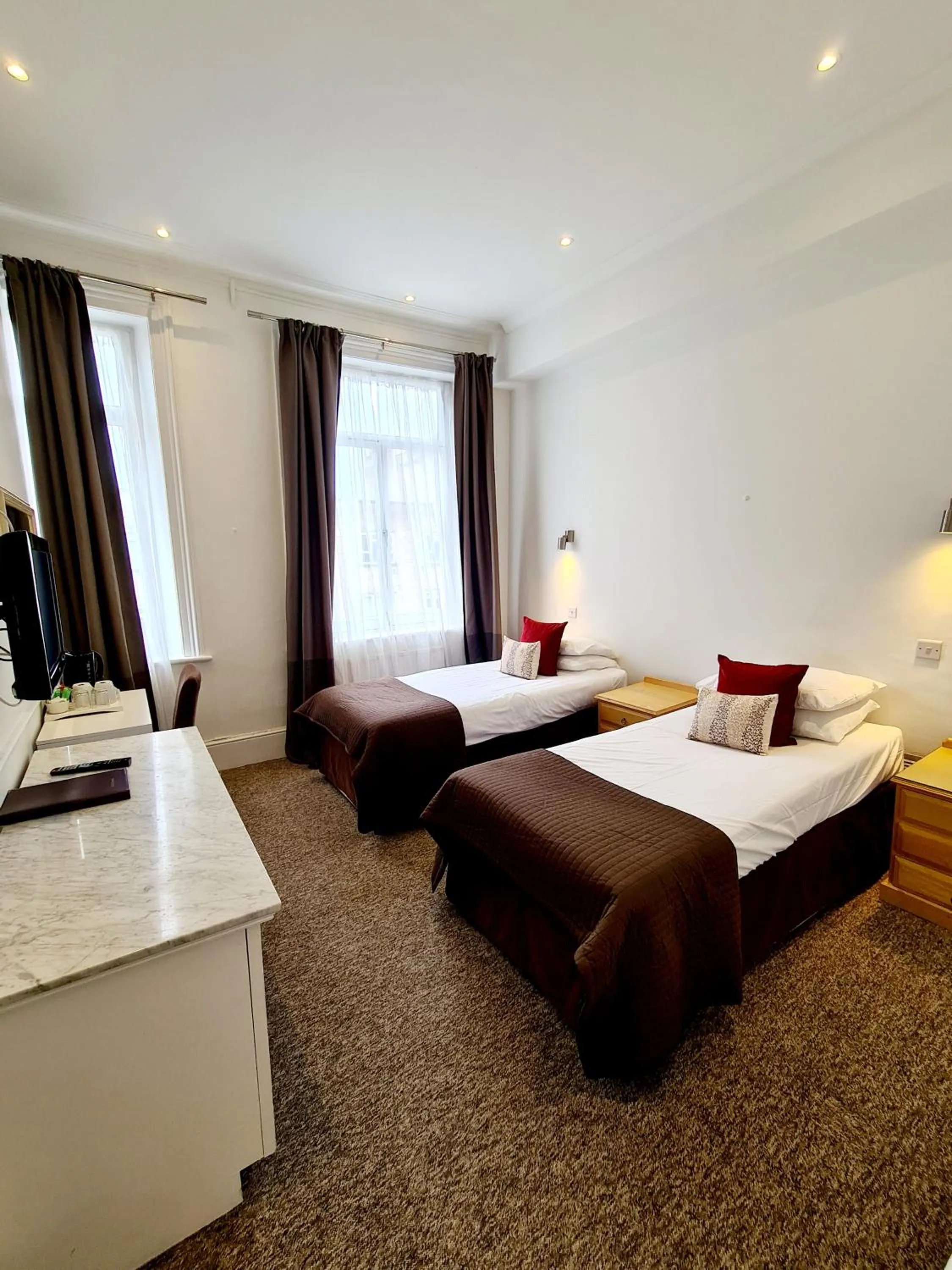 Photo of the whole room, Bed in Rushmore Hotel