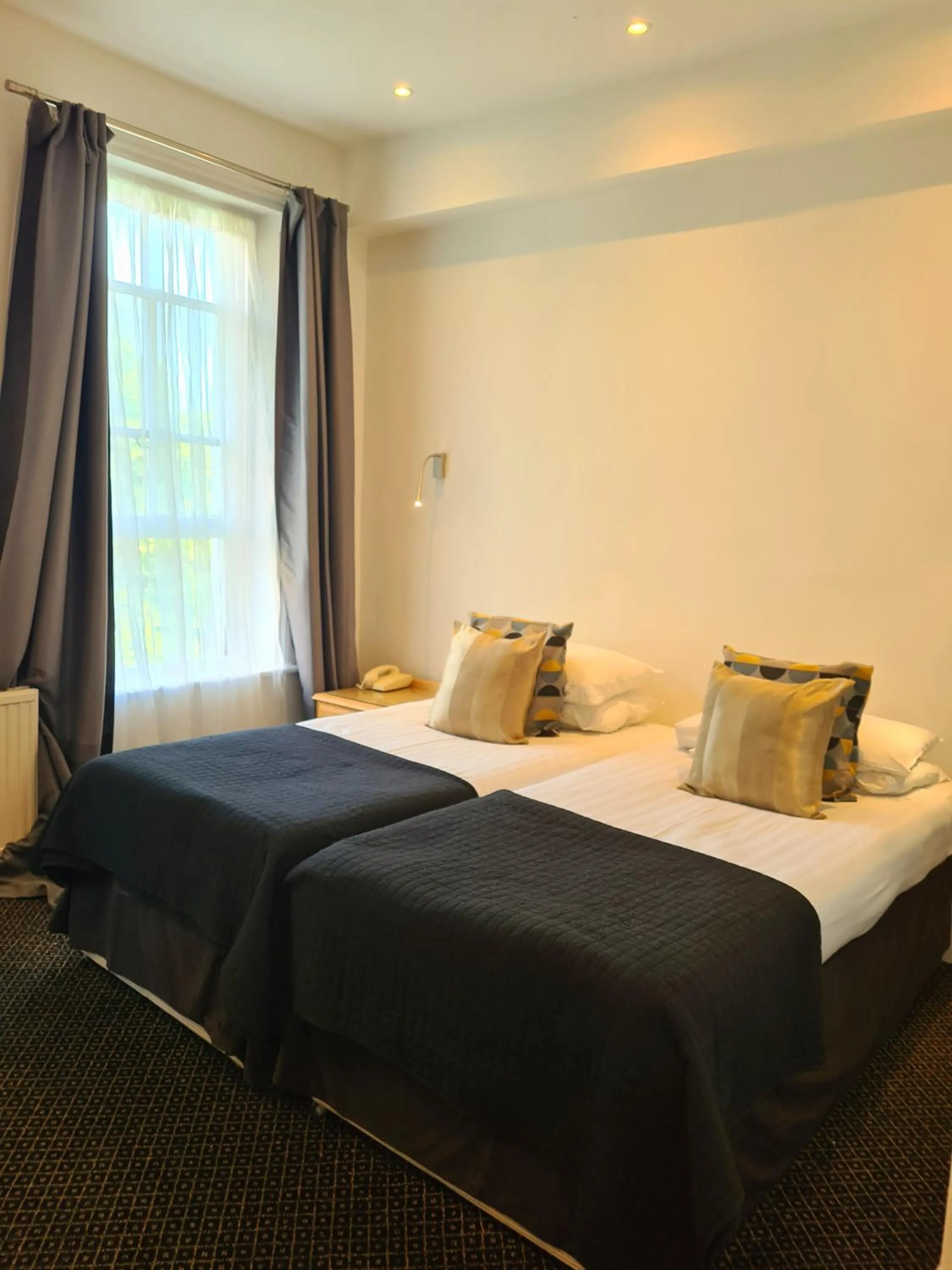 Bedroom, Bed in Rushmore Hotel