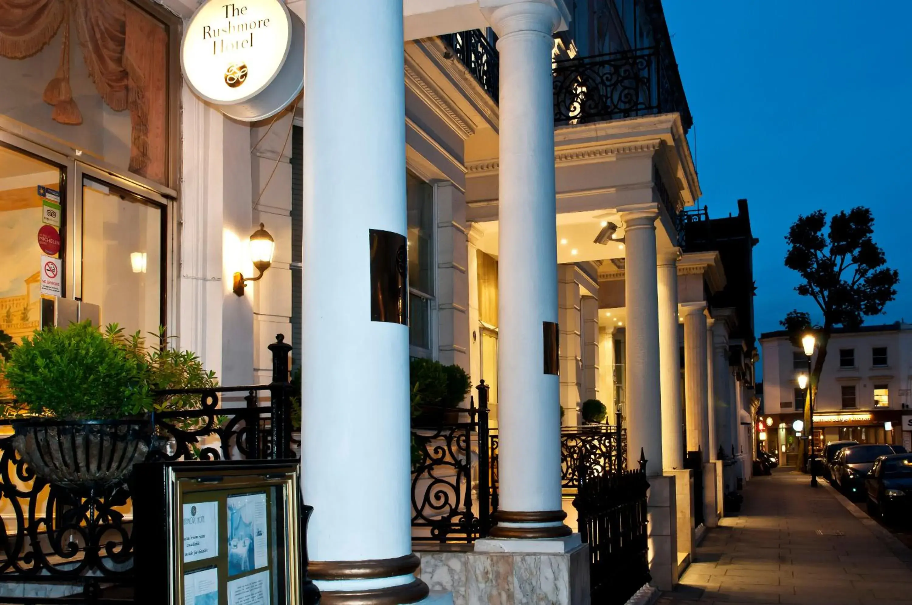 Facade/entrance in Rushmore Hotel Facade/entrance in Rushmore Hotel