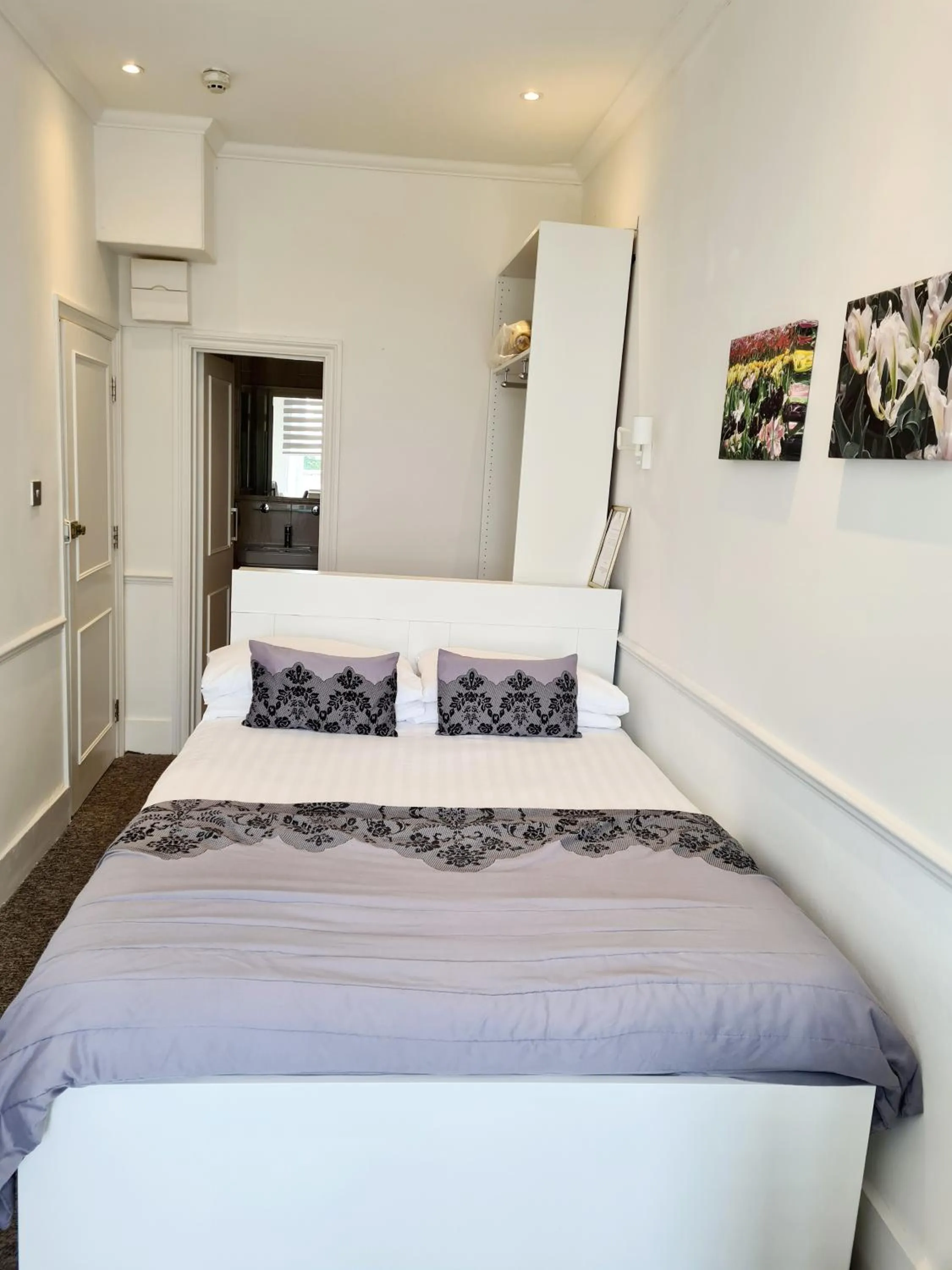 Bedroom, Bed in Rushmore Hotel