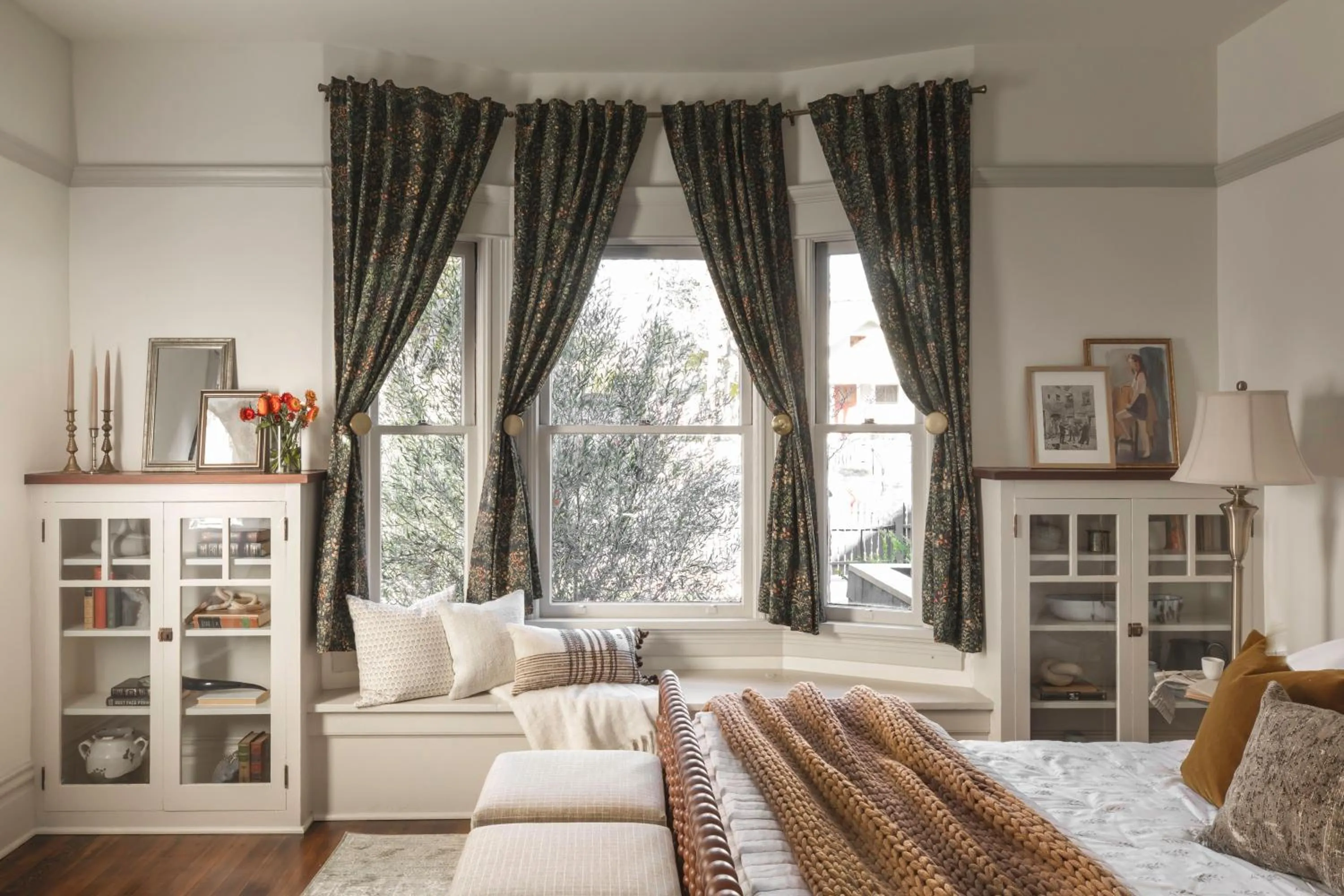 Seating area, Bed in The Craft House Inn