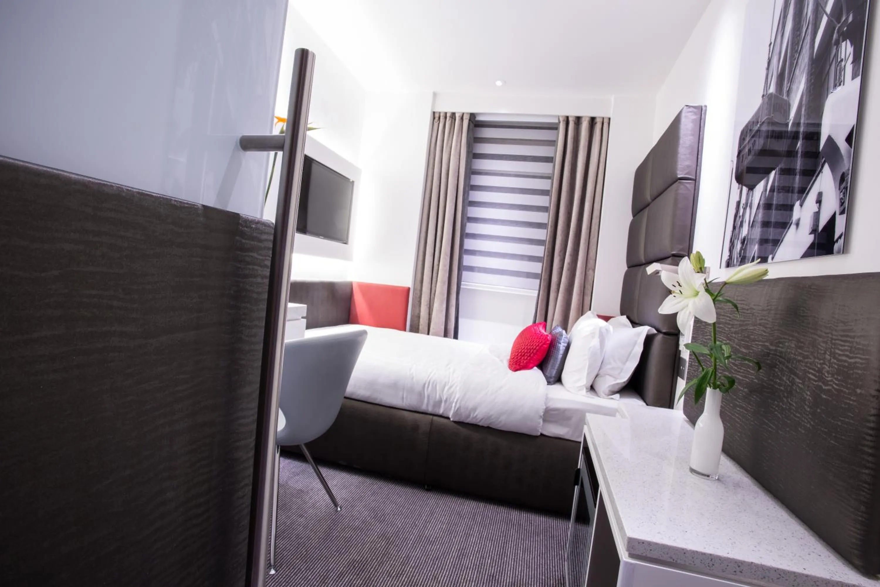 Photo of the whole room, Bed in Henley House Hotel