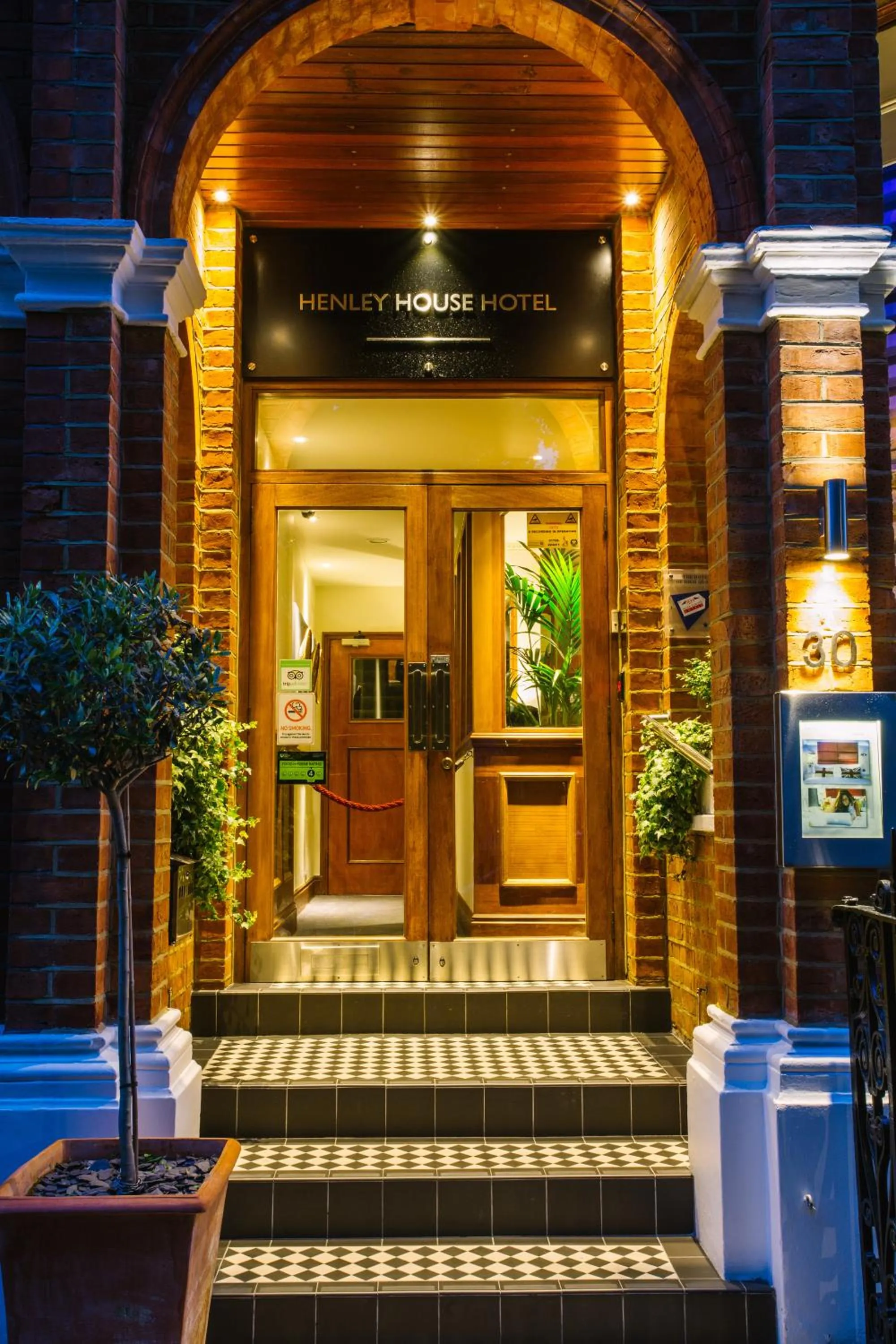 Facade/entrance in Henley House Hotel