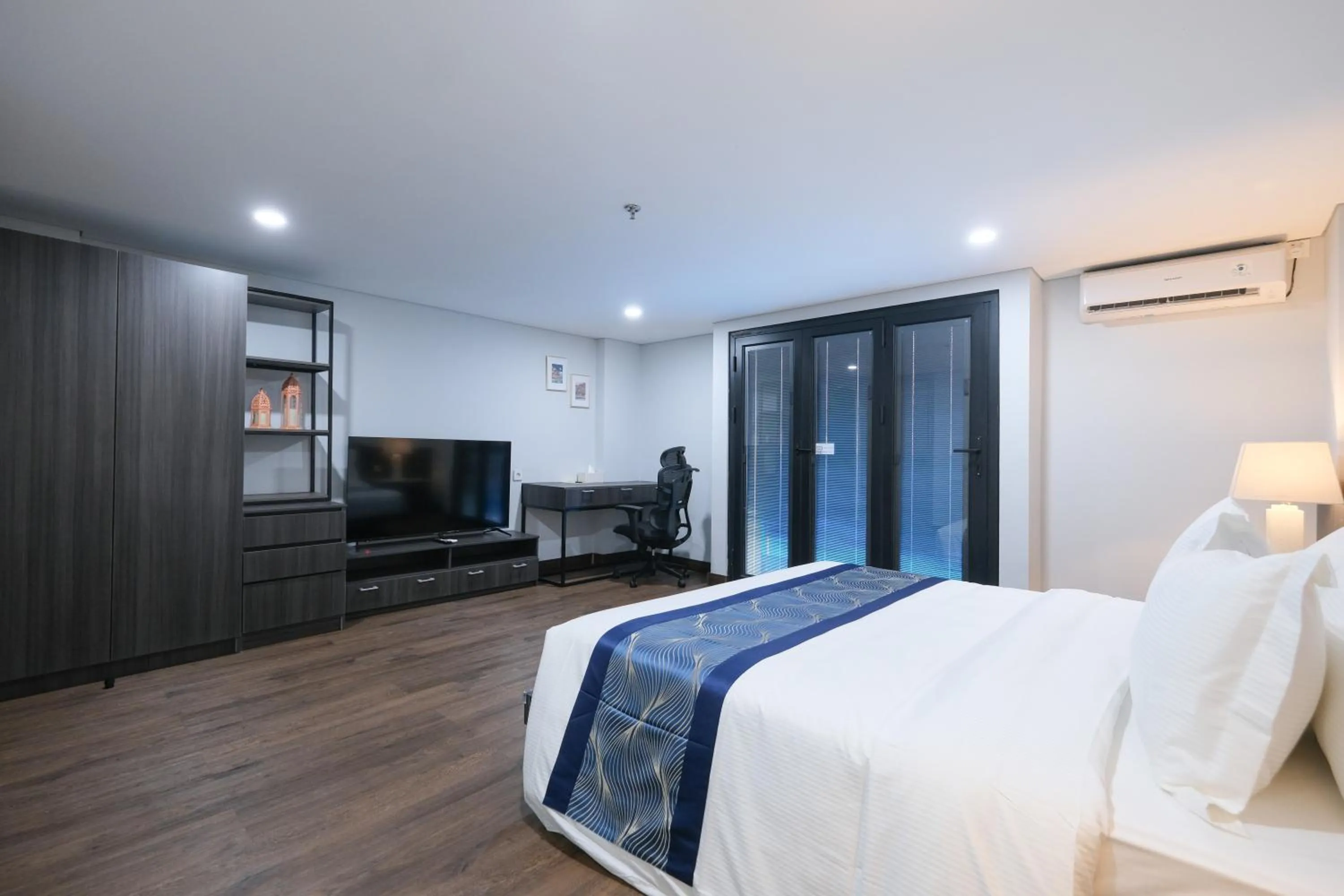 Bedroom, Bed in Aster Apartment Bali