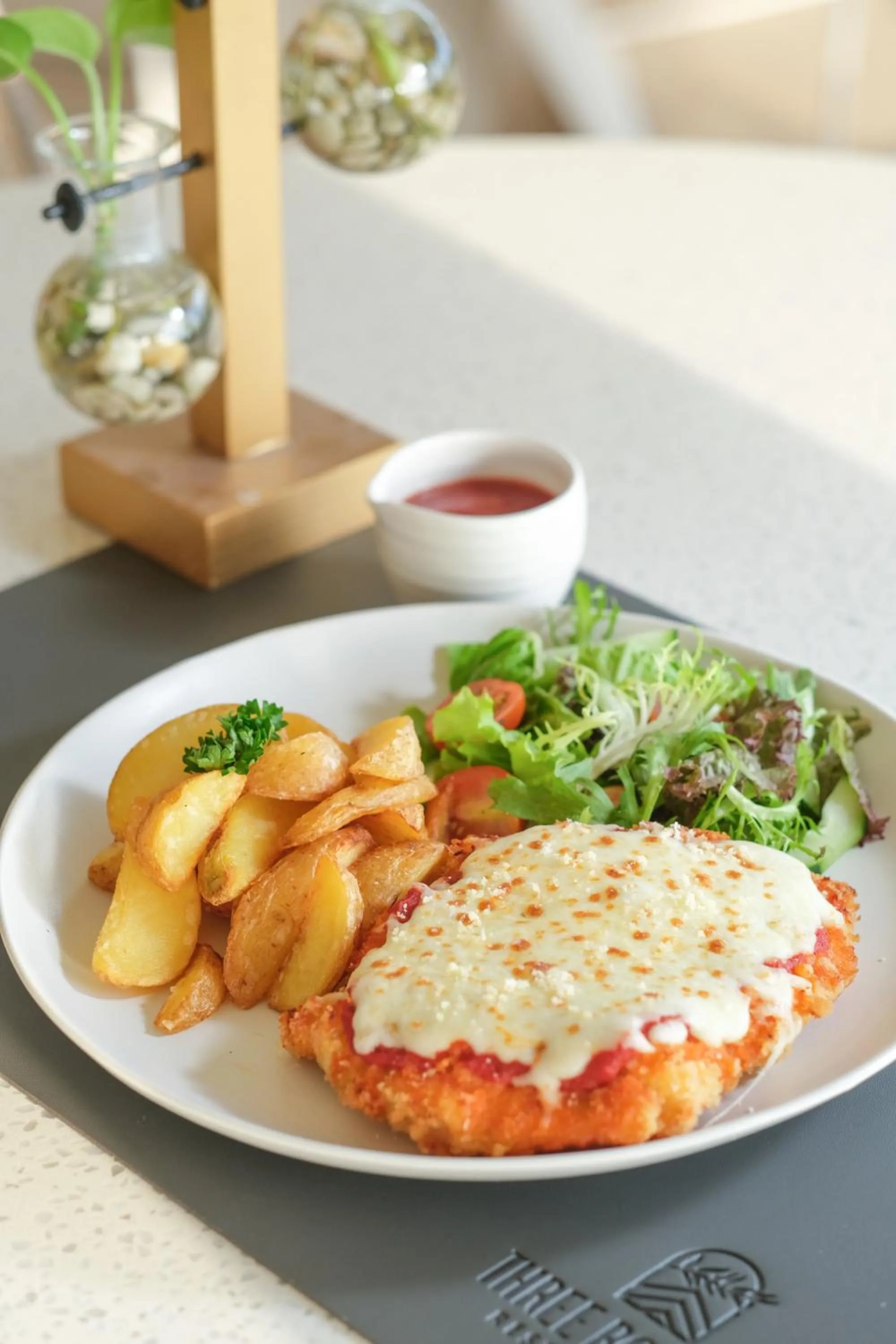 Restaurant/places to eat in Aster Apartment Bali