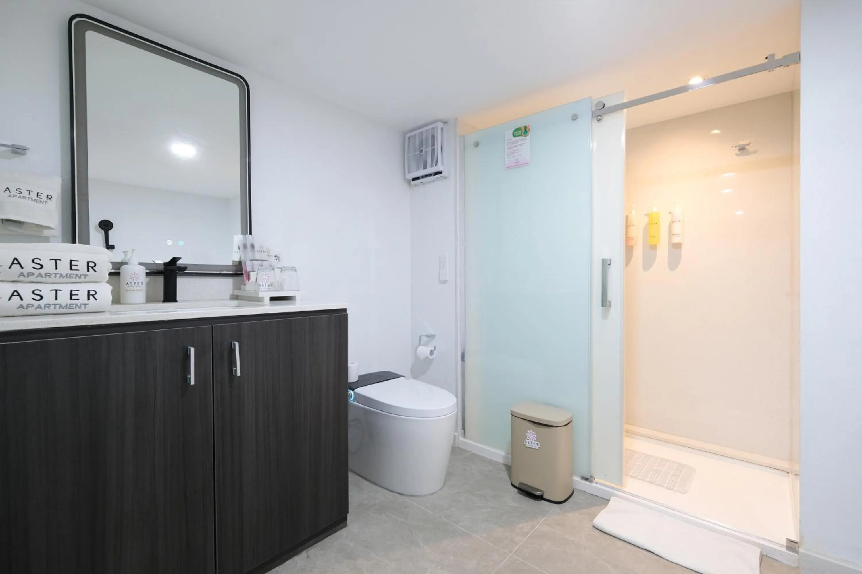 Toilet in Aster Apartment Bali