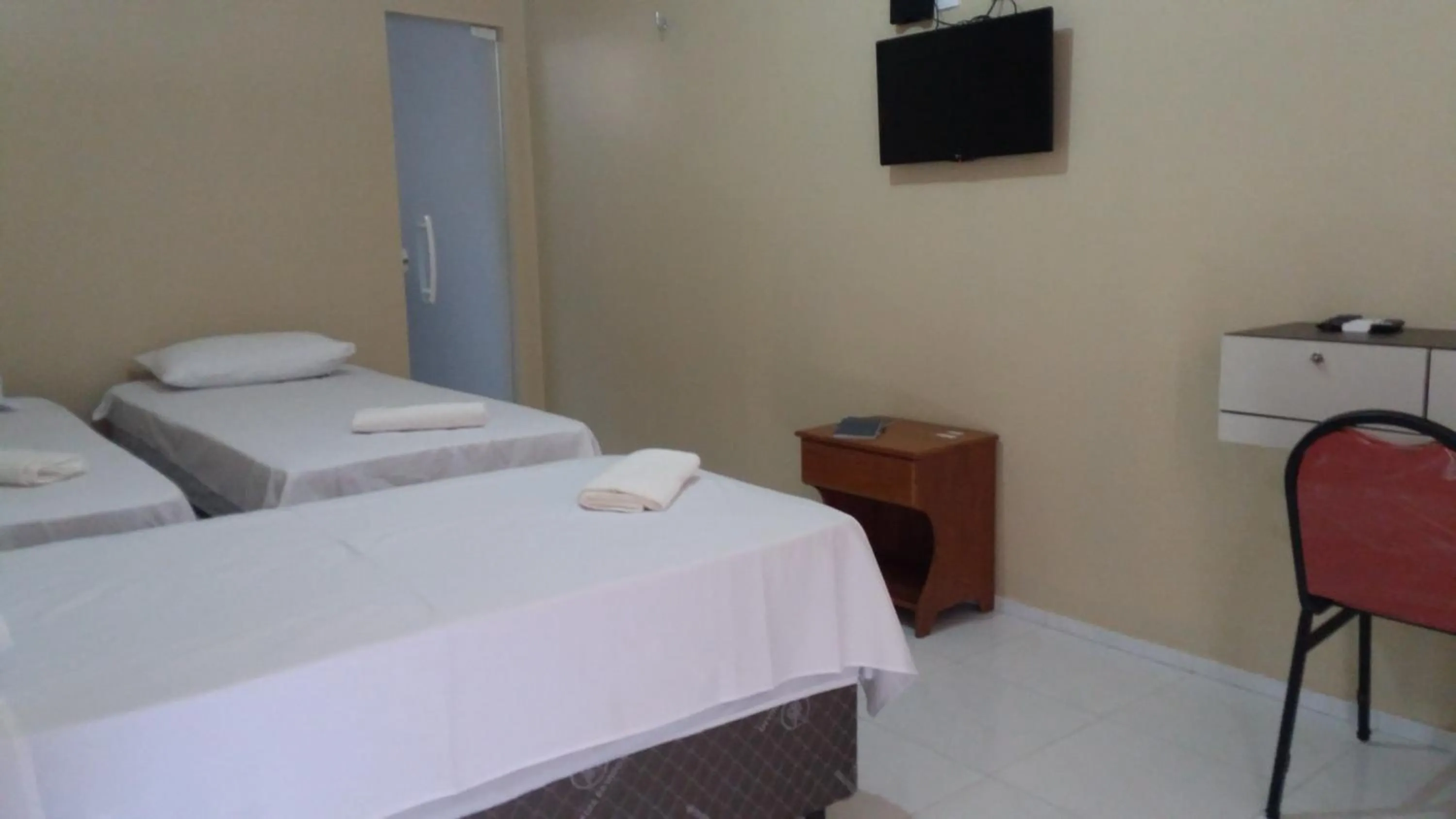 Bed in Hana Praia Hotel