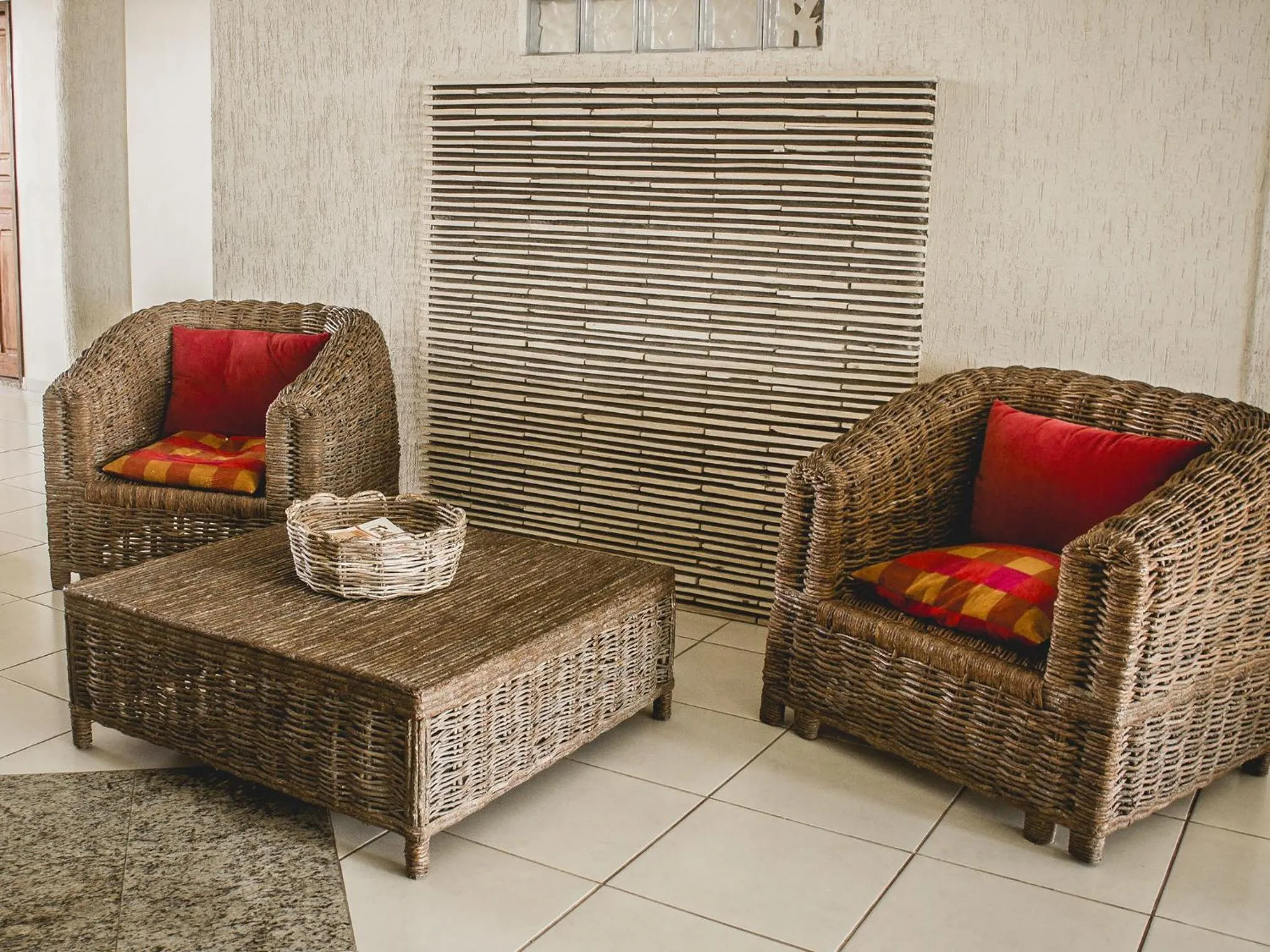 Communal lounge/ TV room in Hana Praia Hotel