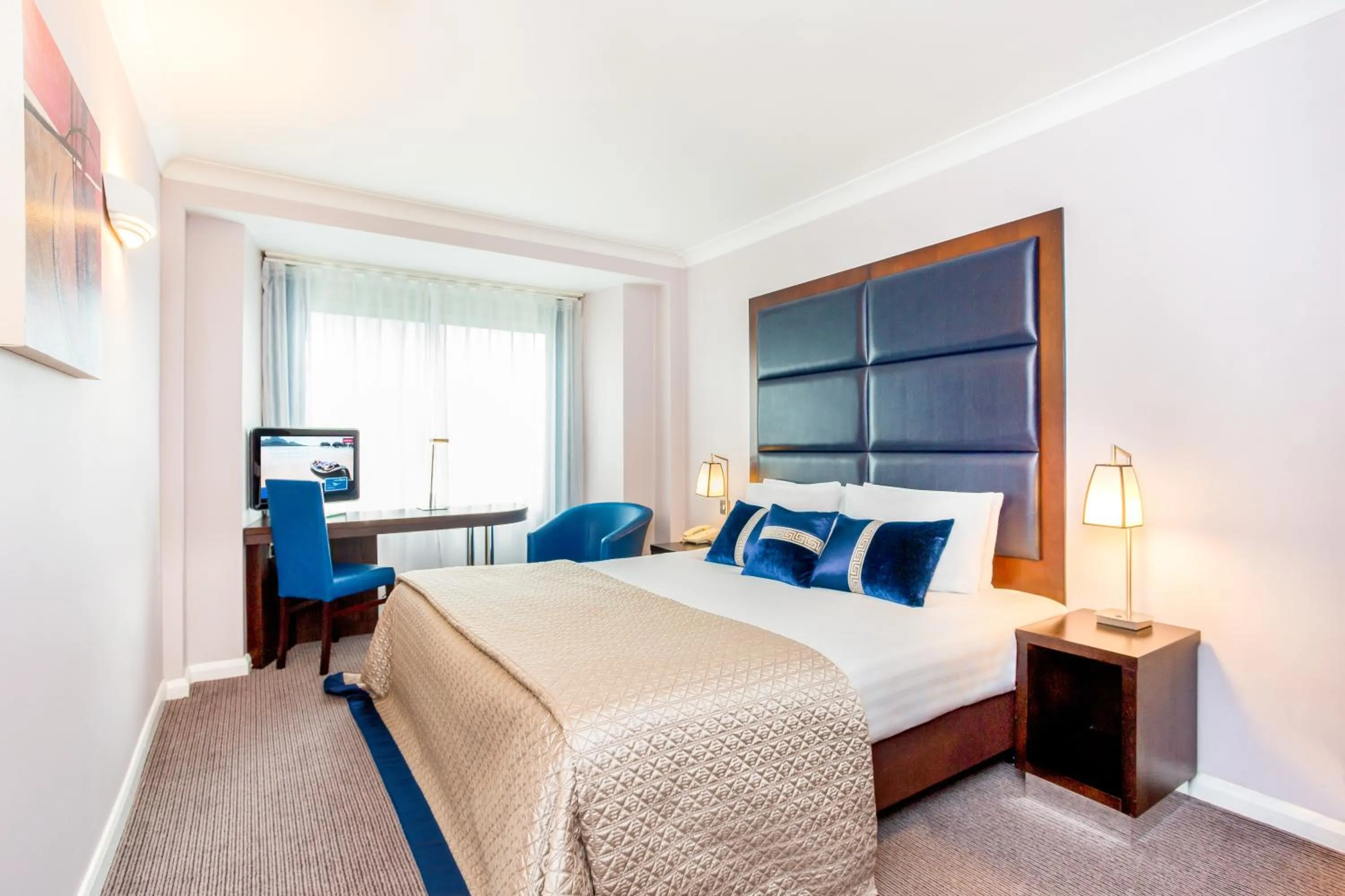 Photo of the whole room in Mercure London Kensington Hotel