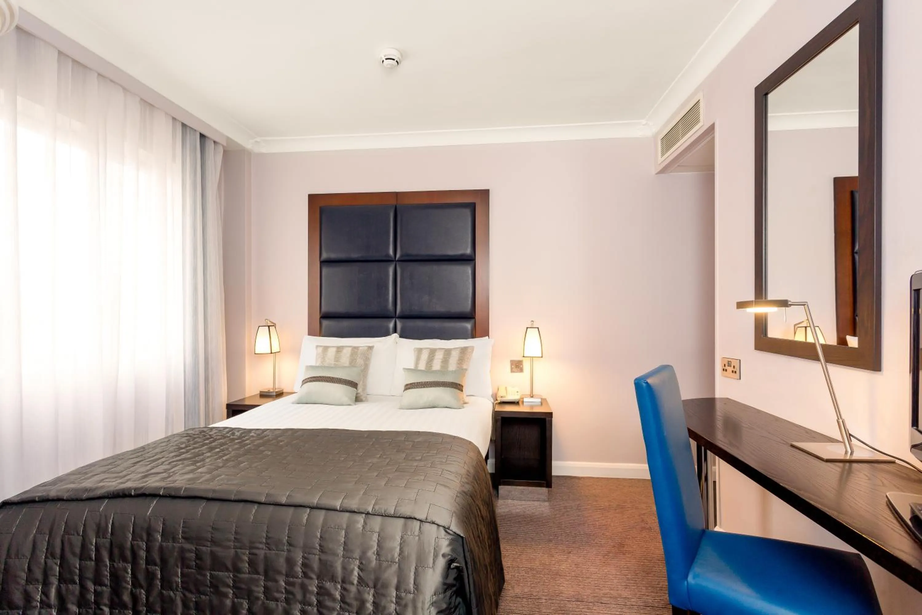 Bed in Mercure London Kensington Hotel