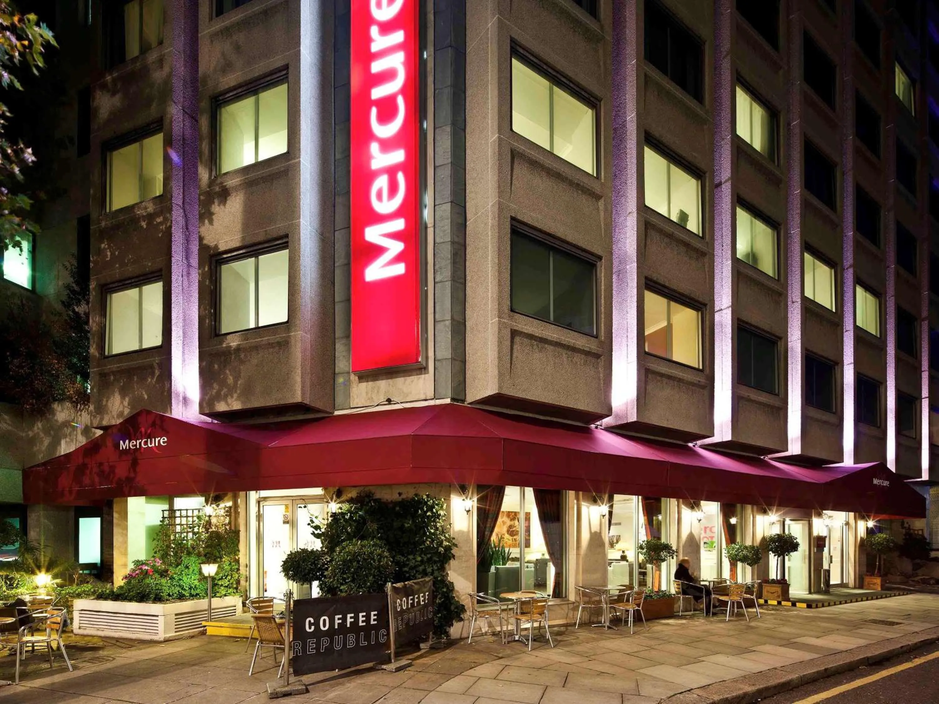 Lounge or bar in Mercure London Kensington Hotel