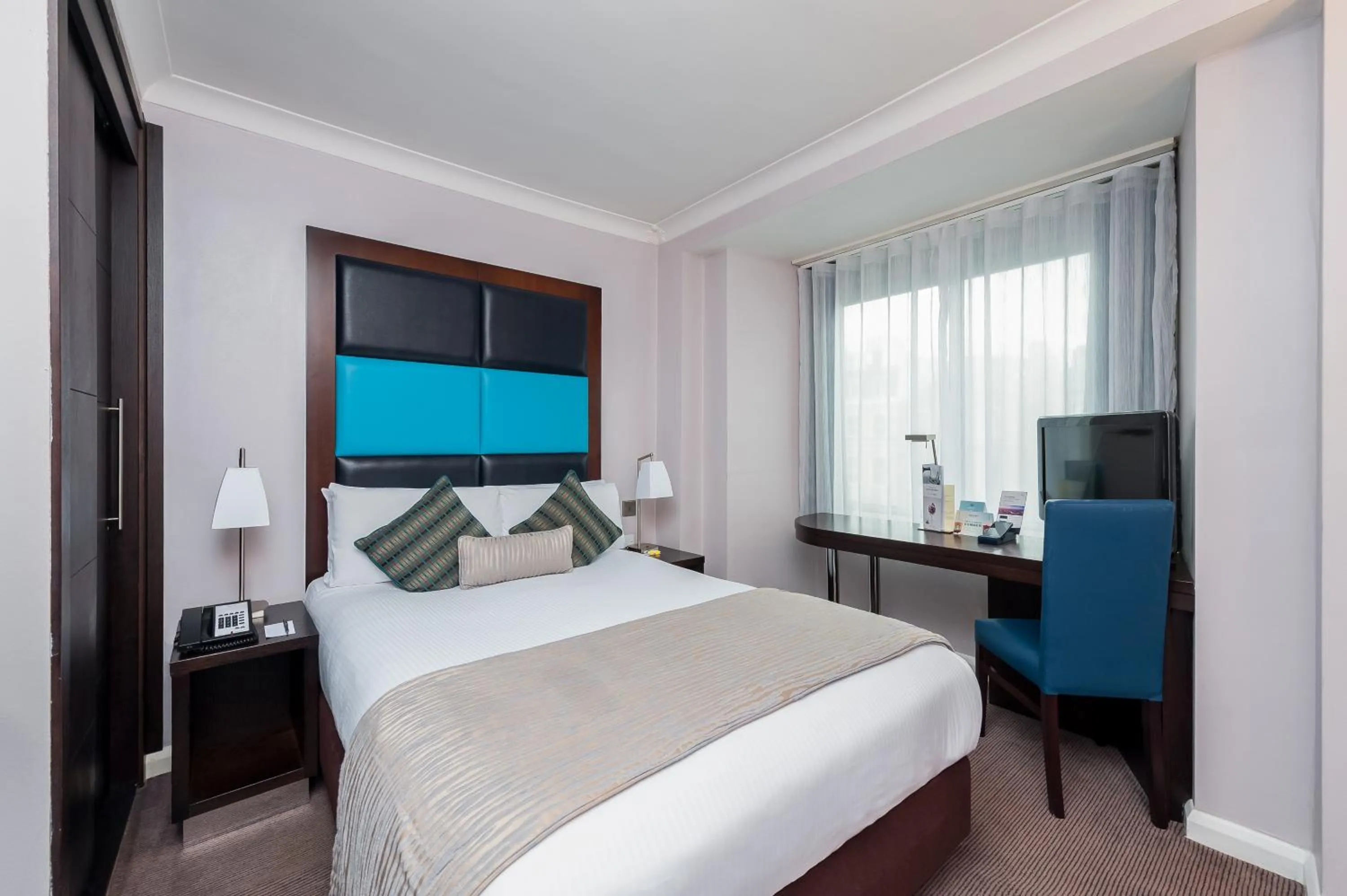 Bed in Mercure London Kensington Hotel