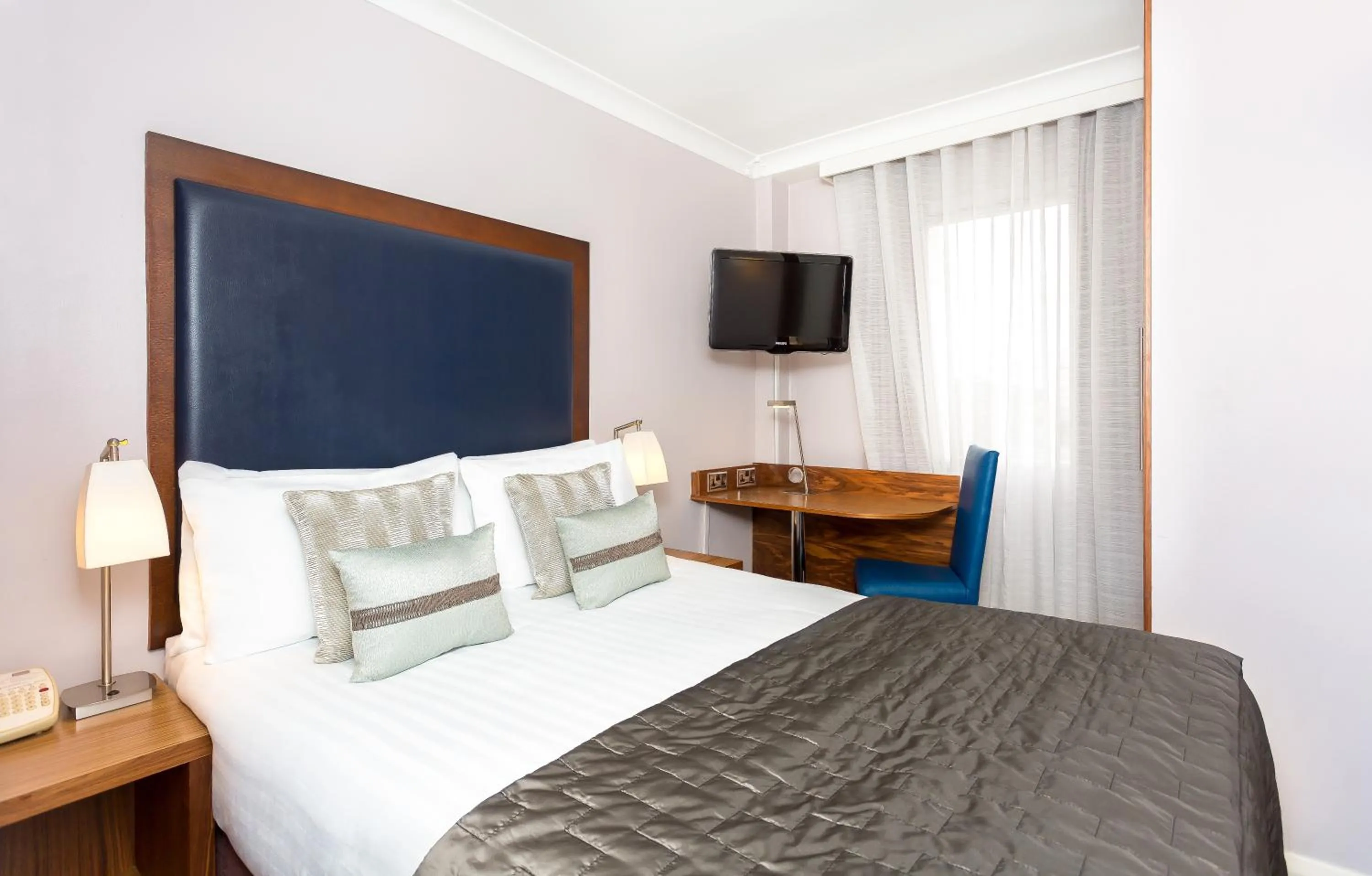 Bed, TV/Entertainment Center in Mercure London Kensington Hotel