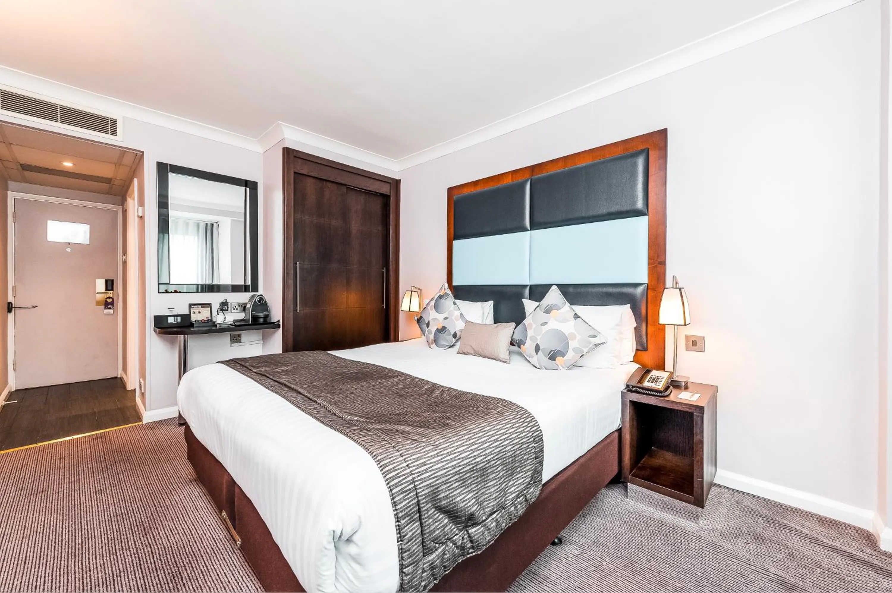 Bed in Mercure London Kensington Hotel