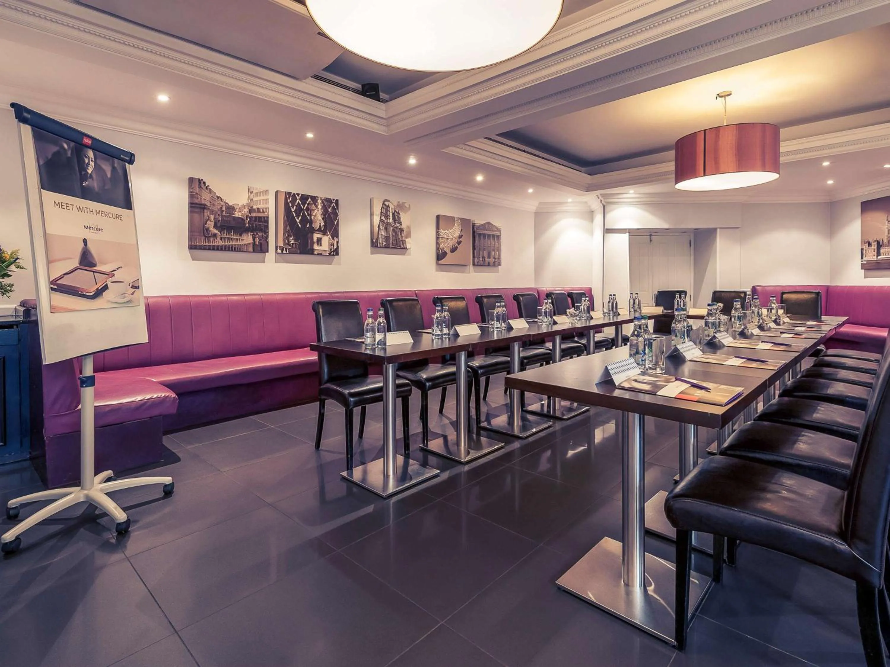 On site, Restaurant/Places to Eat in Mercure London Kensington Hotel