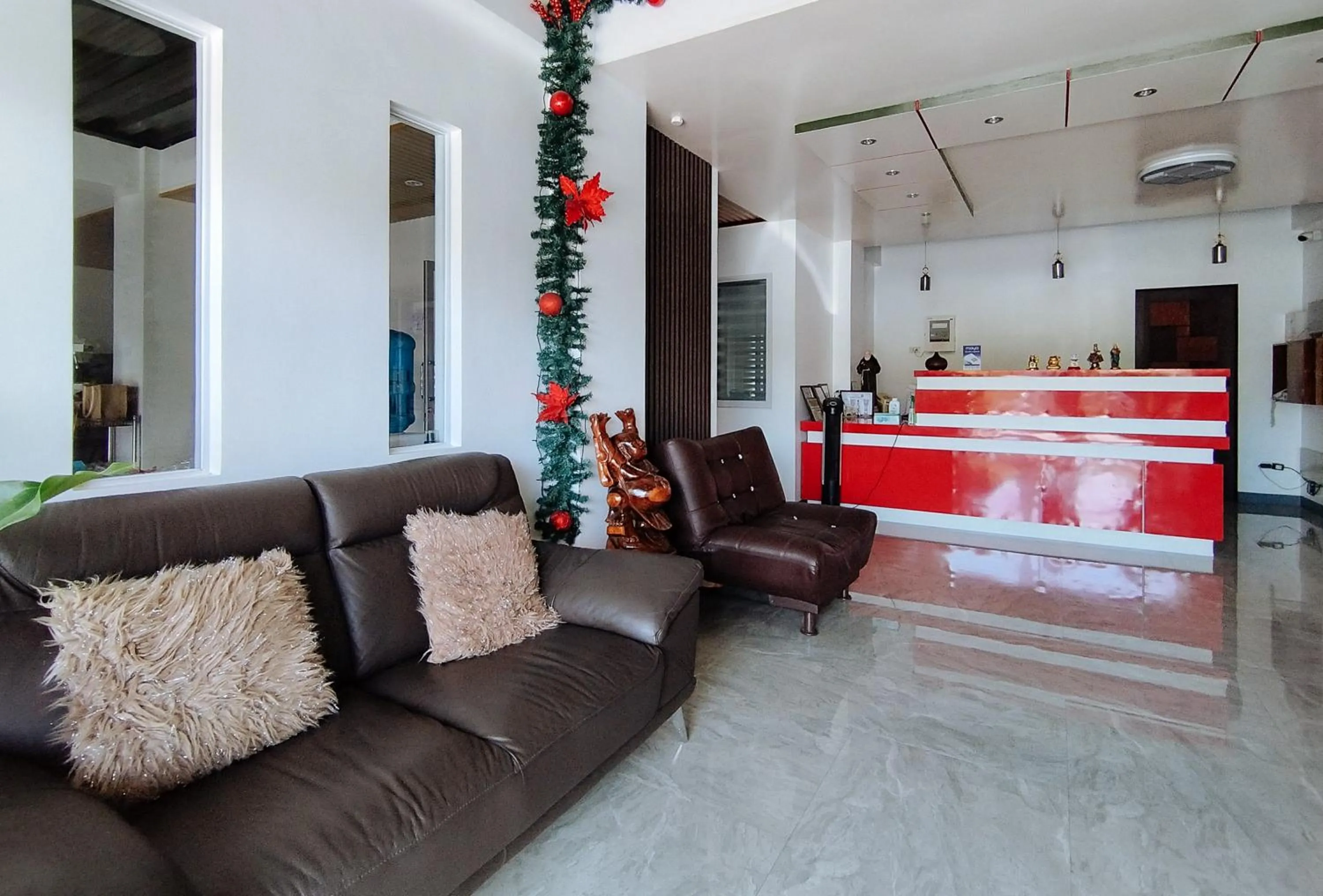 Lobby or reception in RedDoorz @ LQJ Hotel Old Buswang Kalibo