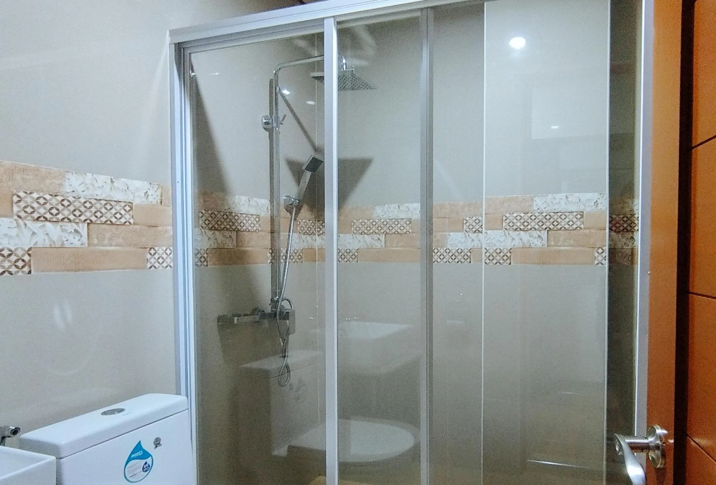 Shower in RedDoorz @ LQJ Hotel Old Buswang Kalibo
