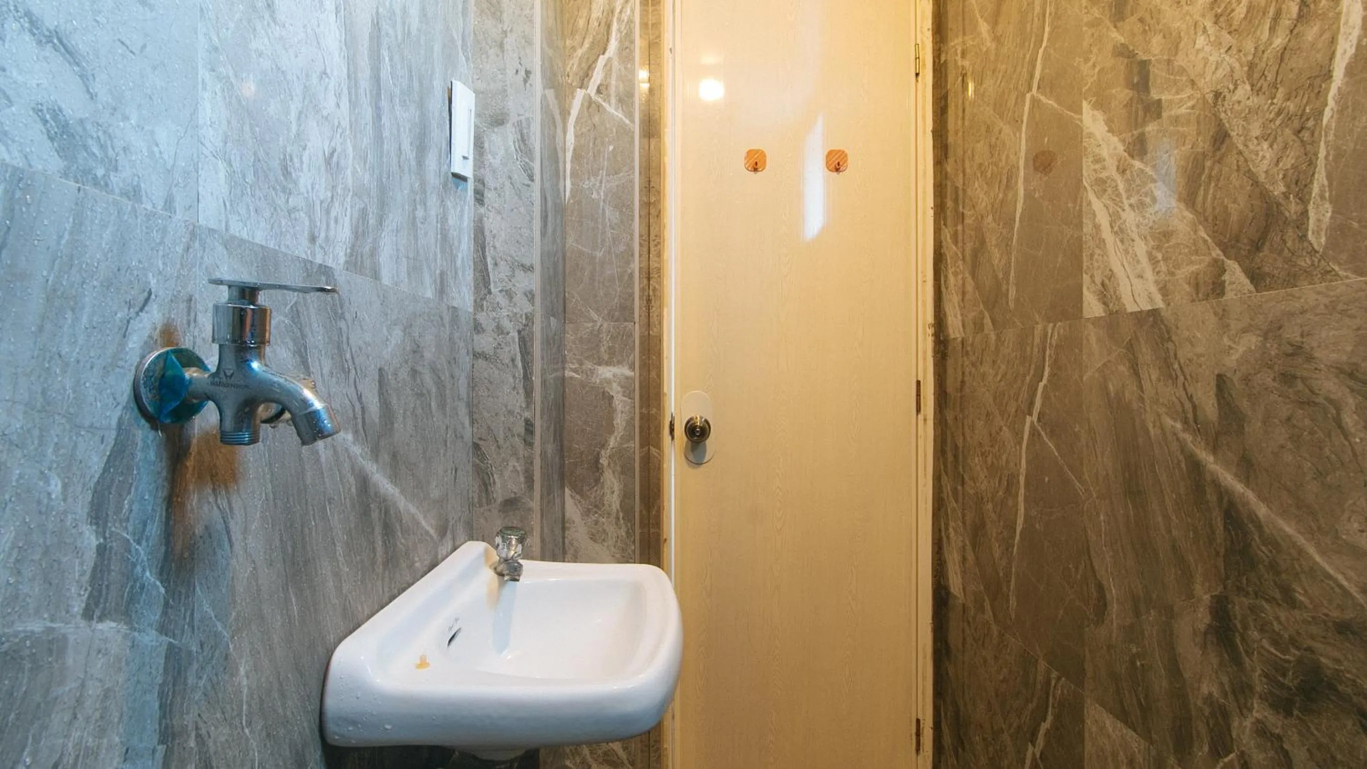 Bathroom in RedDoorz @ Recson Boracay Hostel