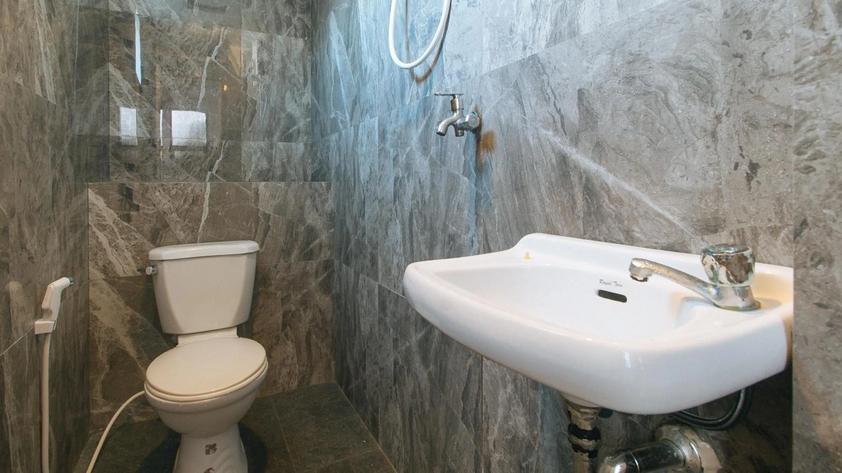 Toilet in RedDoorz @ Recson Boracay Hostel