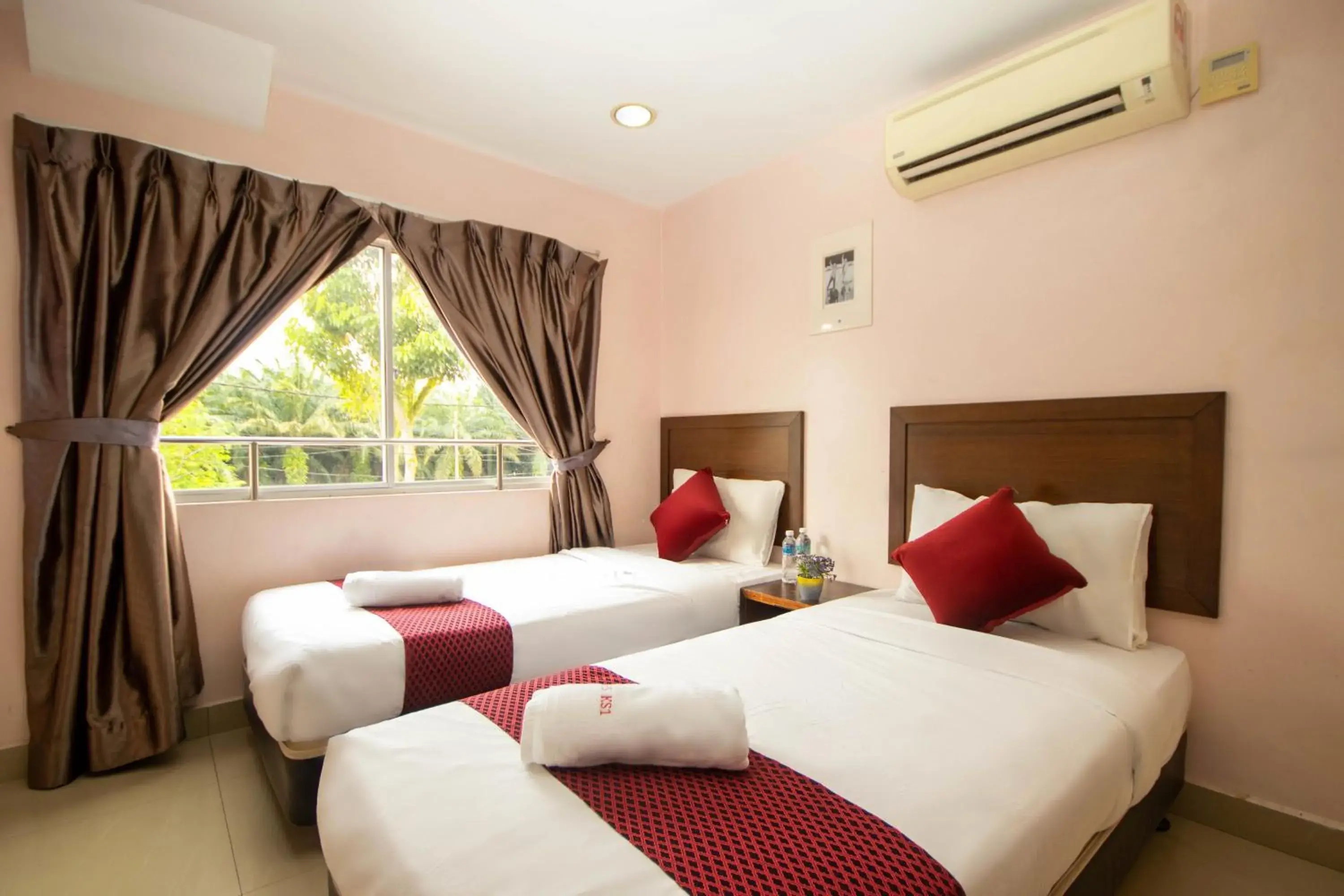 Superior Twin Room with Garden View in Sun Inns Hotel Bestari Jaya Superior Twin Room with Garden View in Sun Inns Hotel Bestari Jaya
