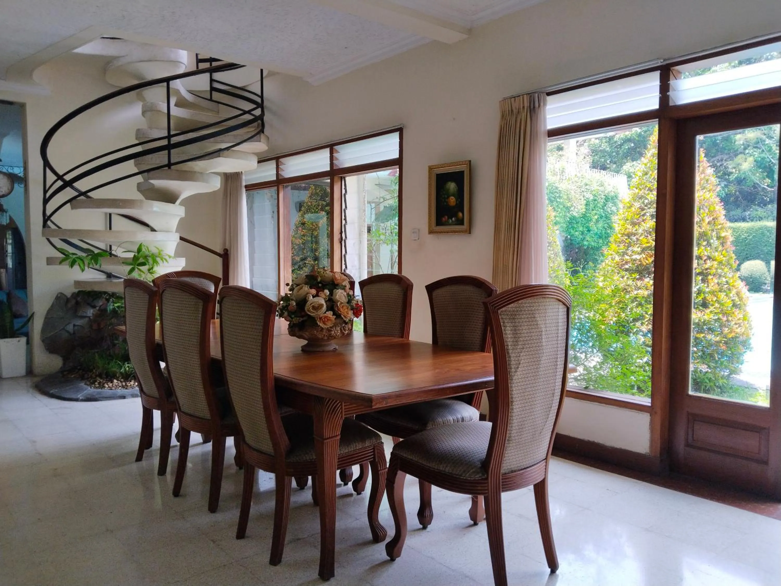 Dining area in The Garden Family Guest House powered by Cocotel