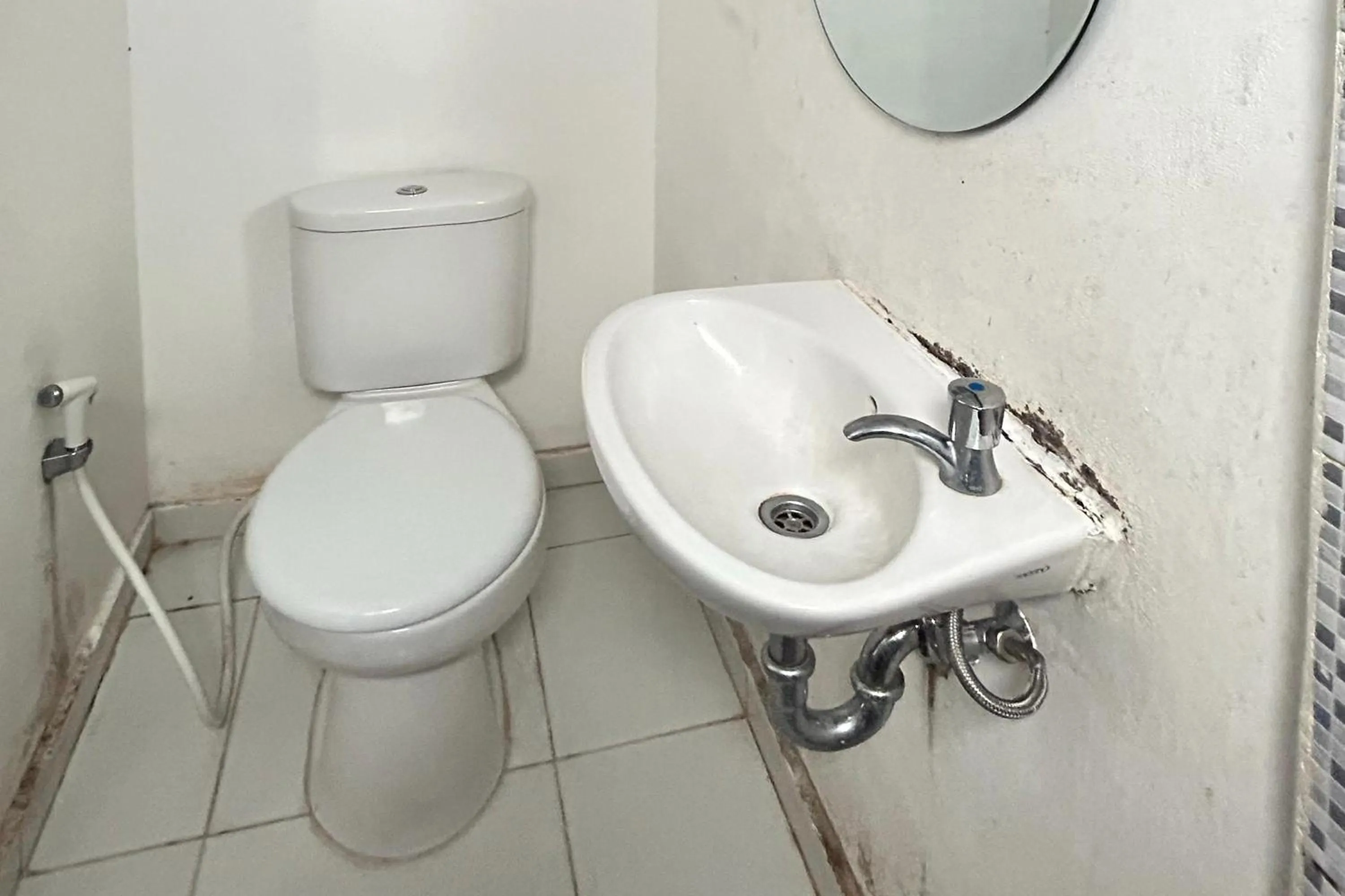 Toilet in Barata Residence Aeropolis