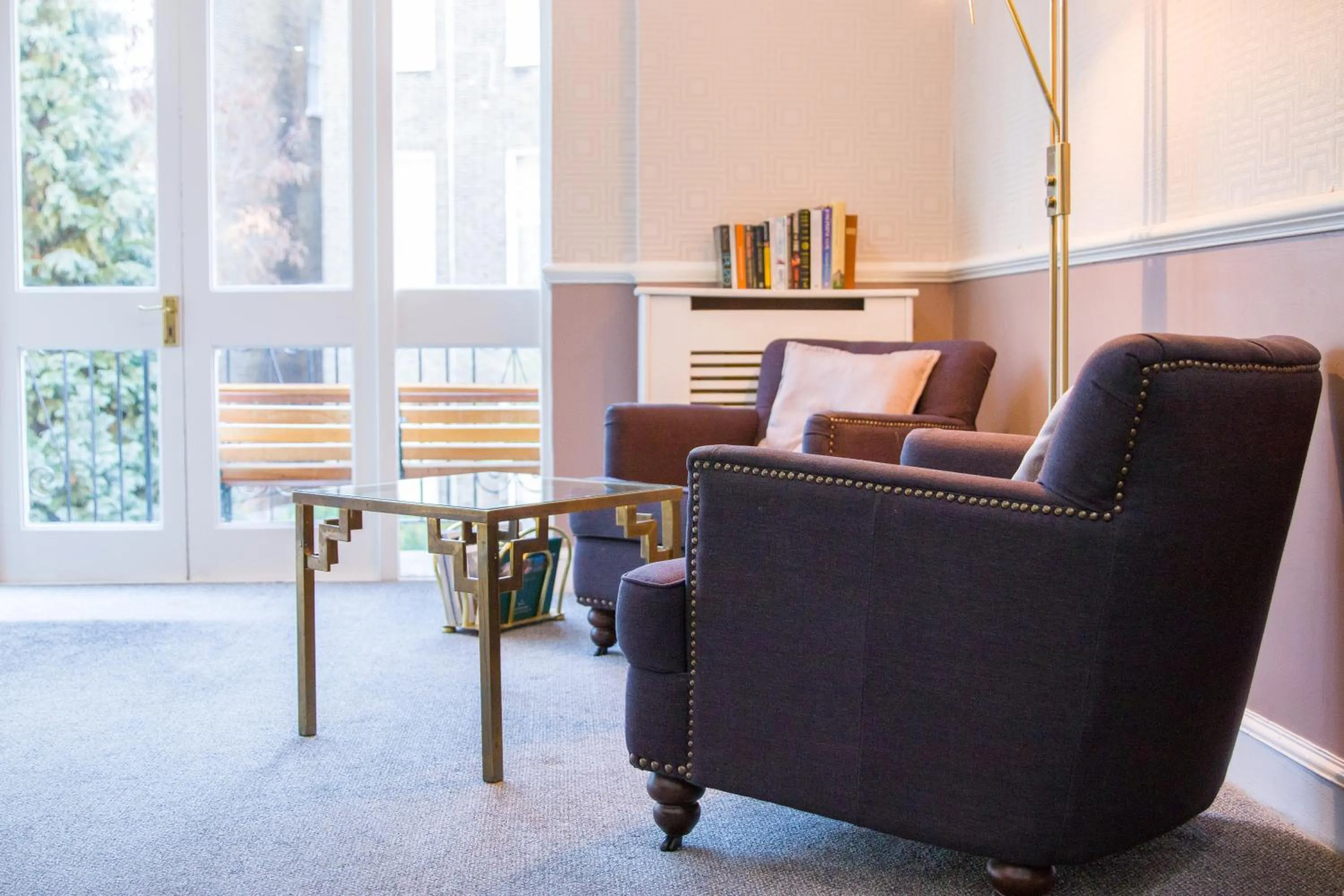 Communal lounge/ TV room in London Town Hotel