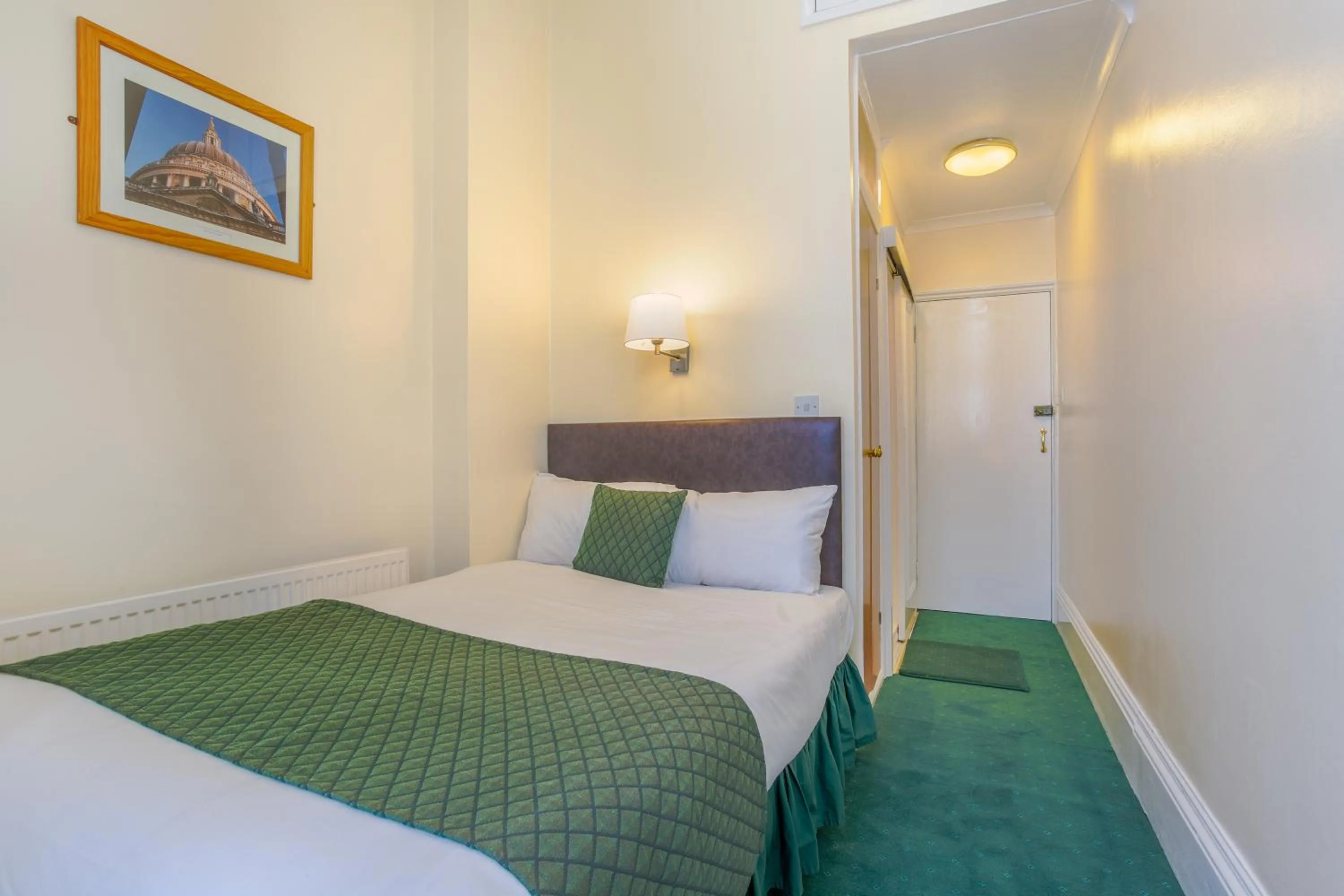 Bedroom, Bed in London Town Hotel