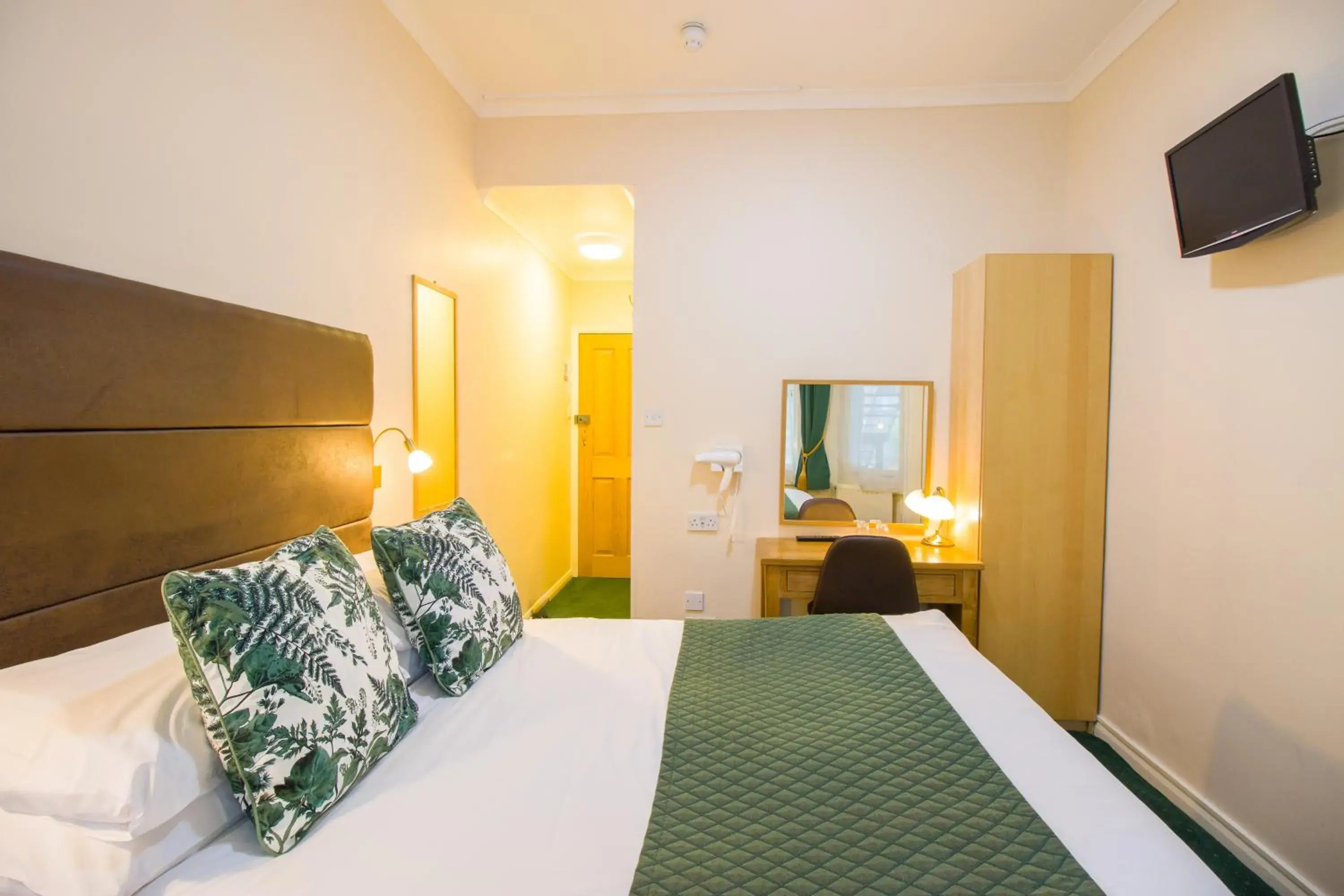 Bedroom, Bed in London Town Hotel Bedroom, Bed in London Town Hotel