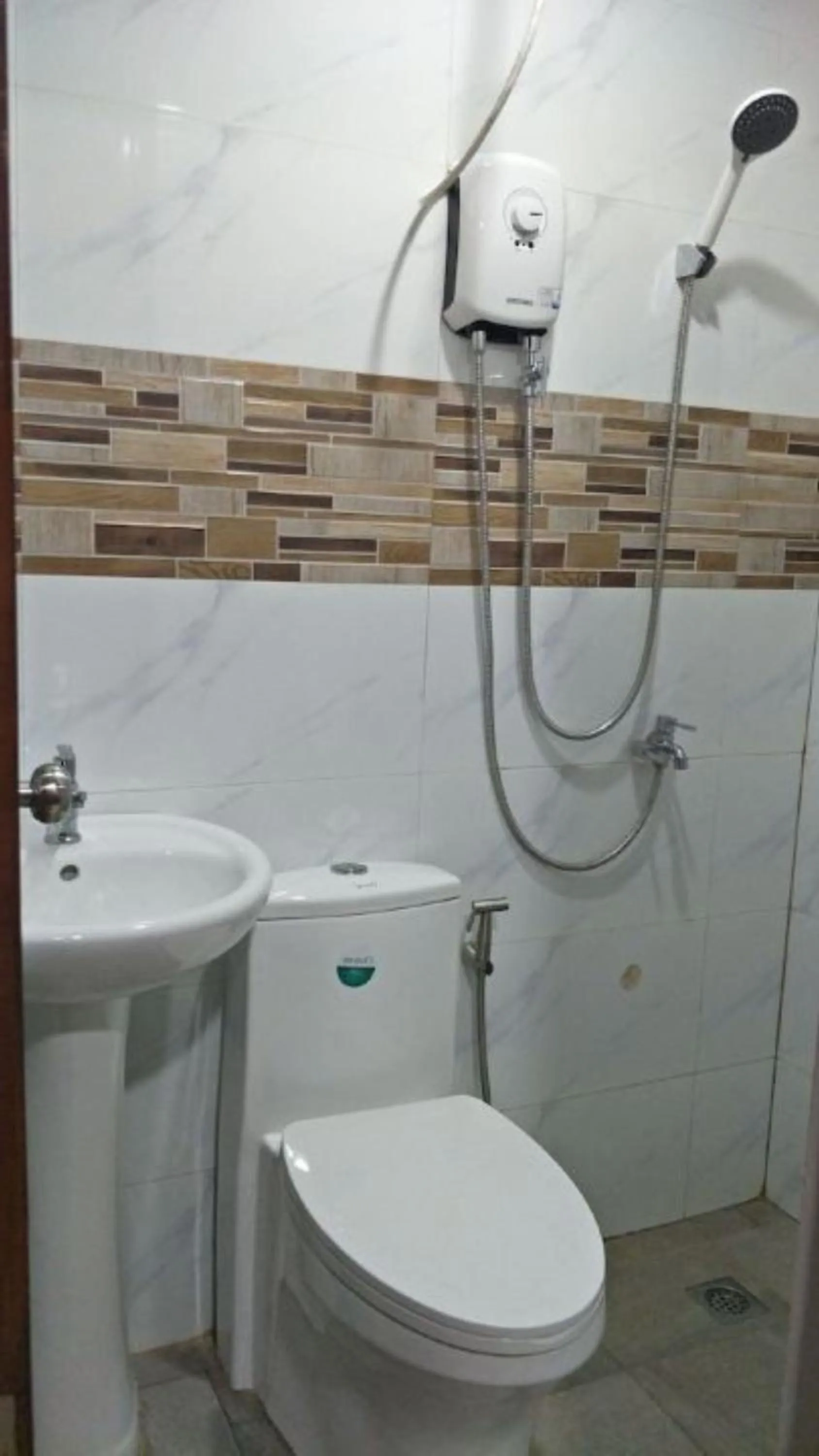 Shower in RedDoorz @ Recson Hostel Coron Palawan