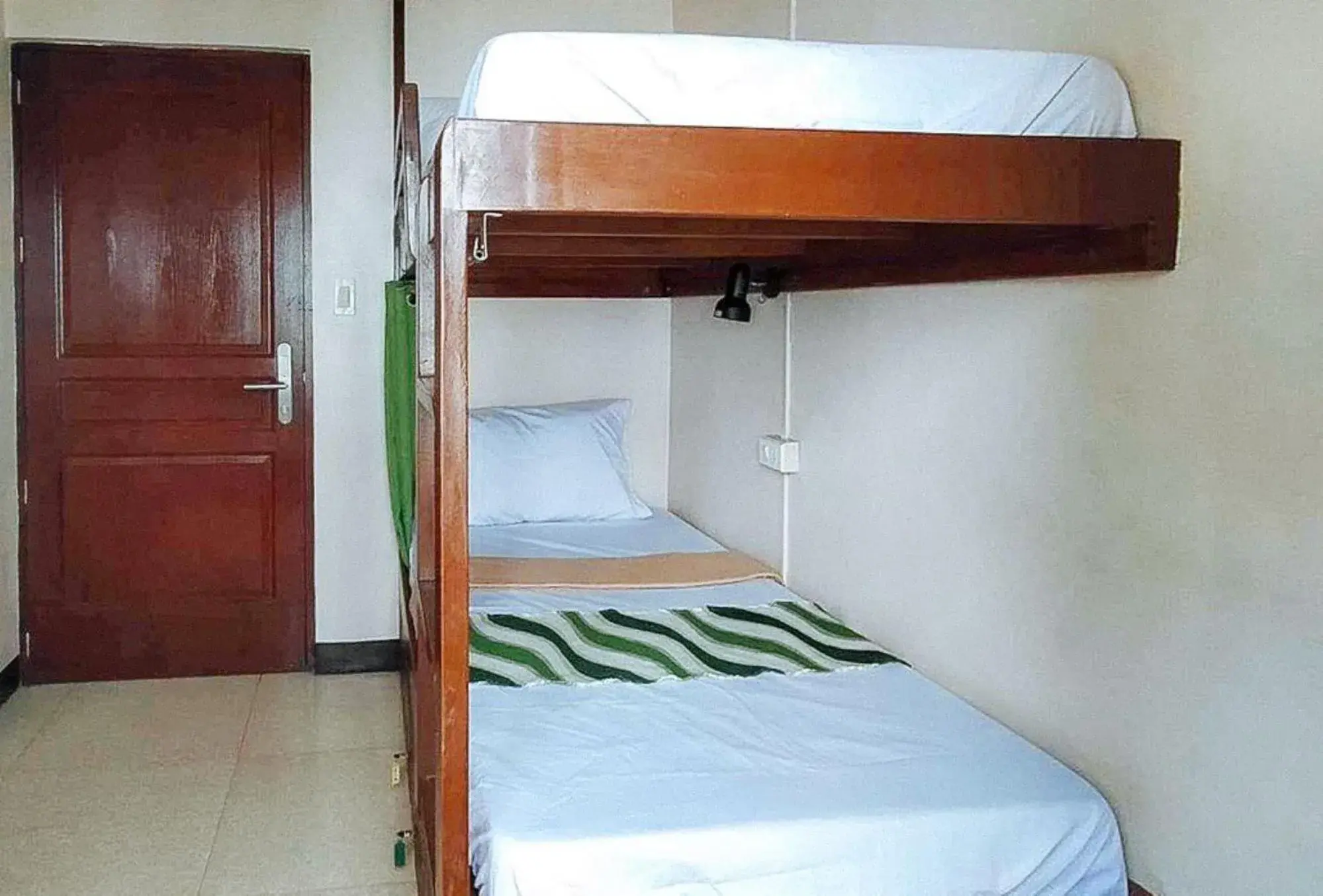 Twin Room with Shared Bathroom in RedDoorz @ Recson Hostel Coron Palawan Twin Room with Shared Bathroom in RedDoorz @ Recson Hostel Coron Palawan