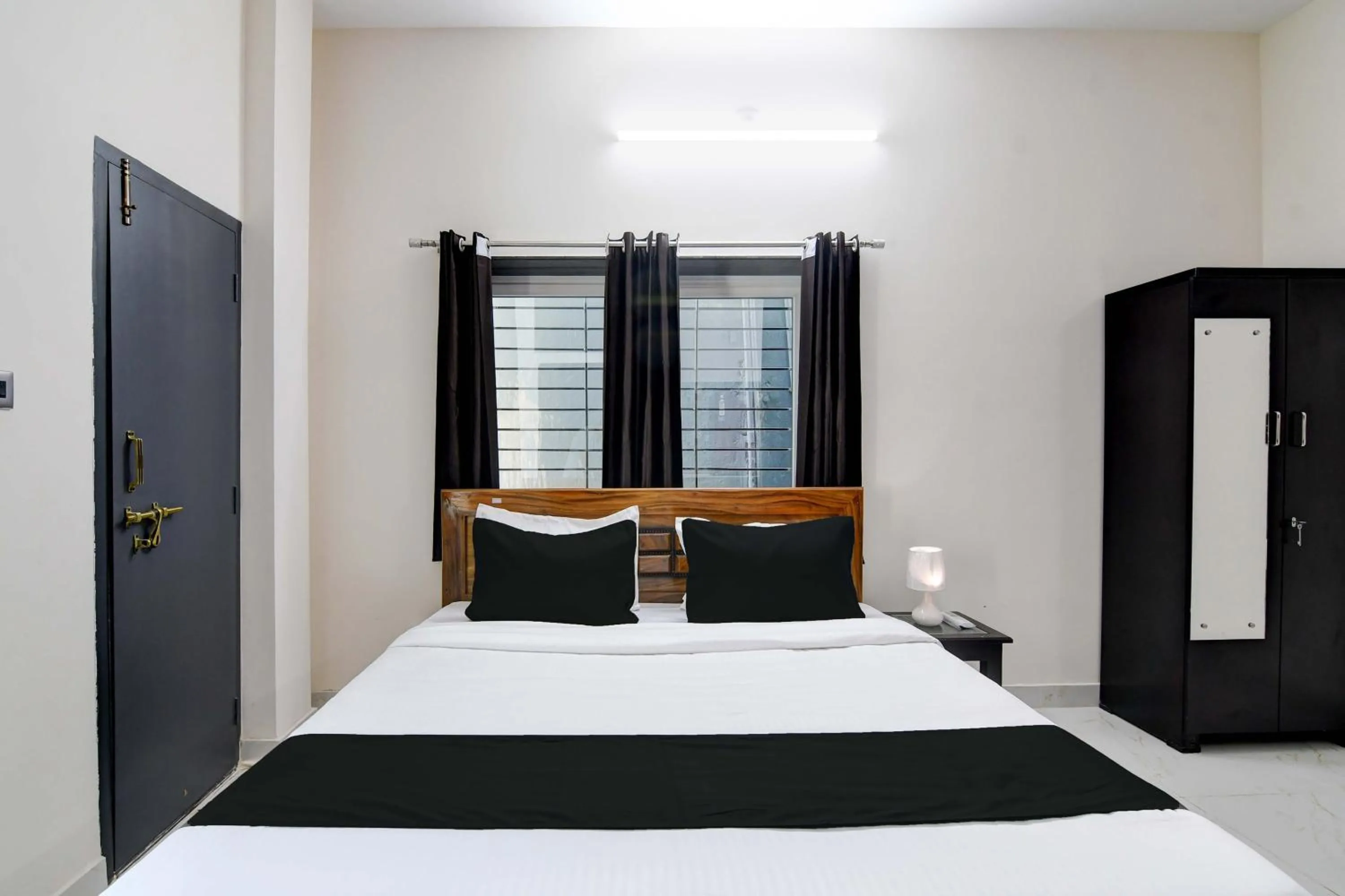 Bedroom, Bed in Hotel O SS INN Hotels & Homes