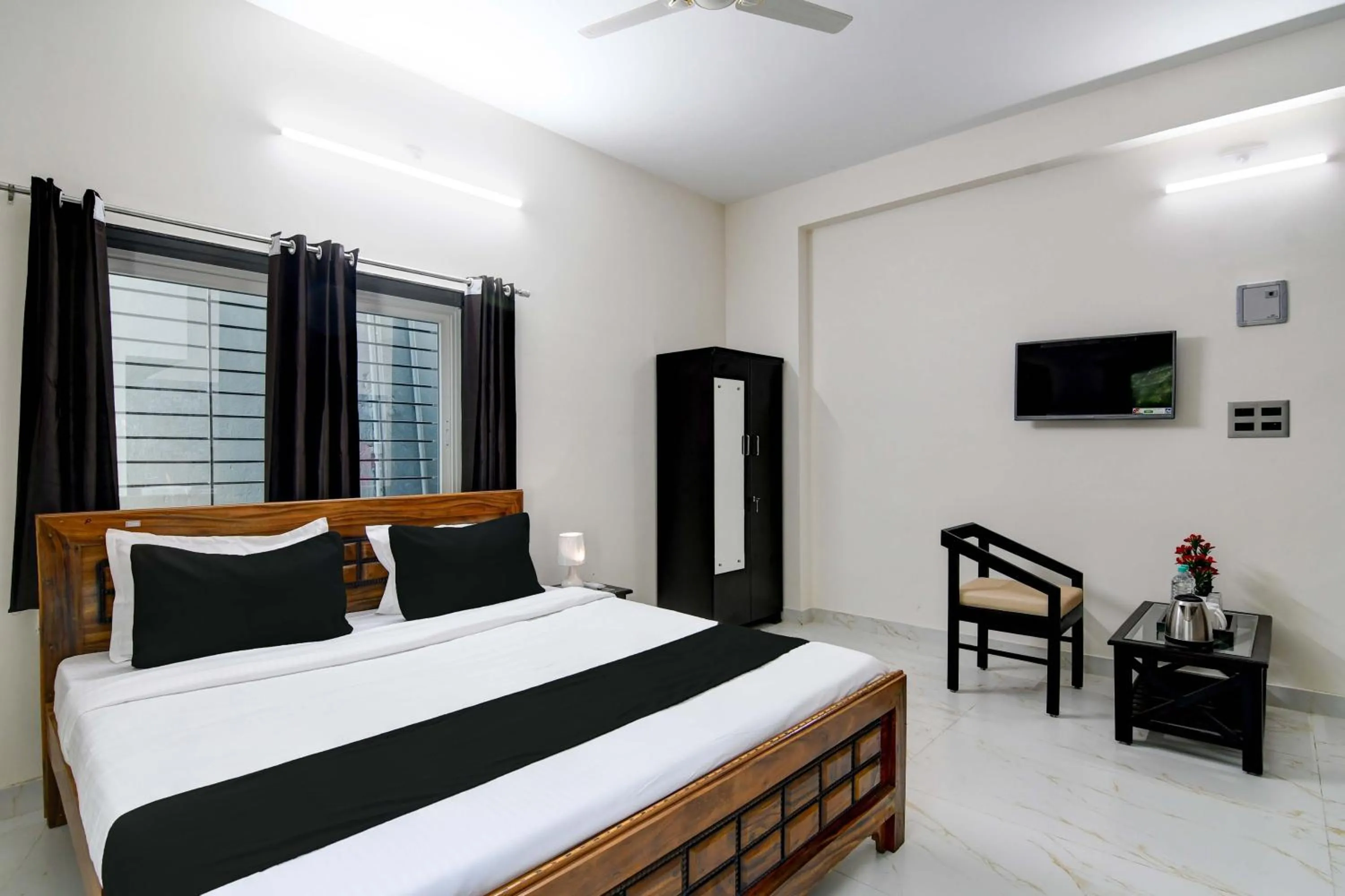 Bedroom, Bed in Hotel O SS INN Hotels & Homes