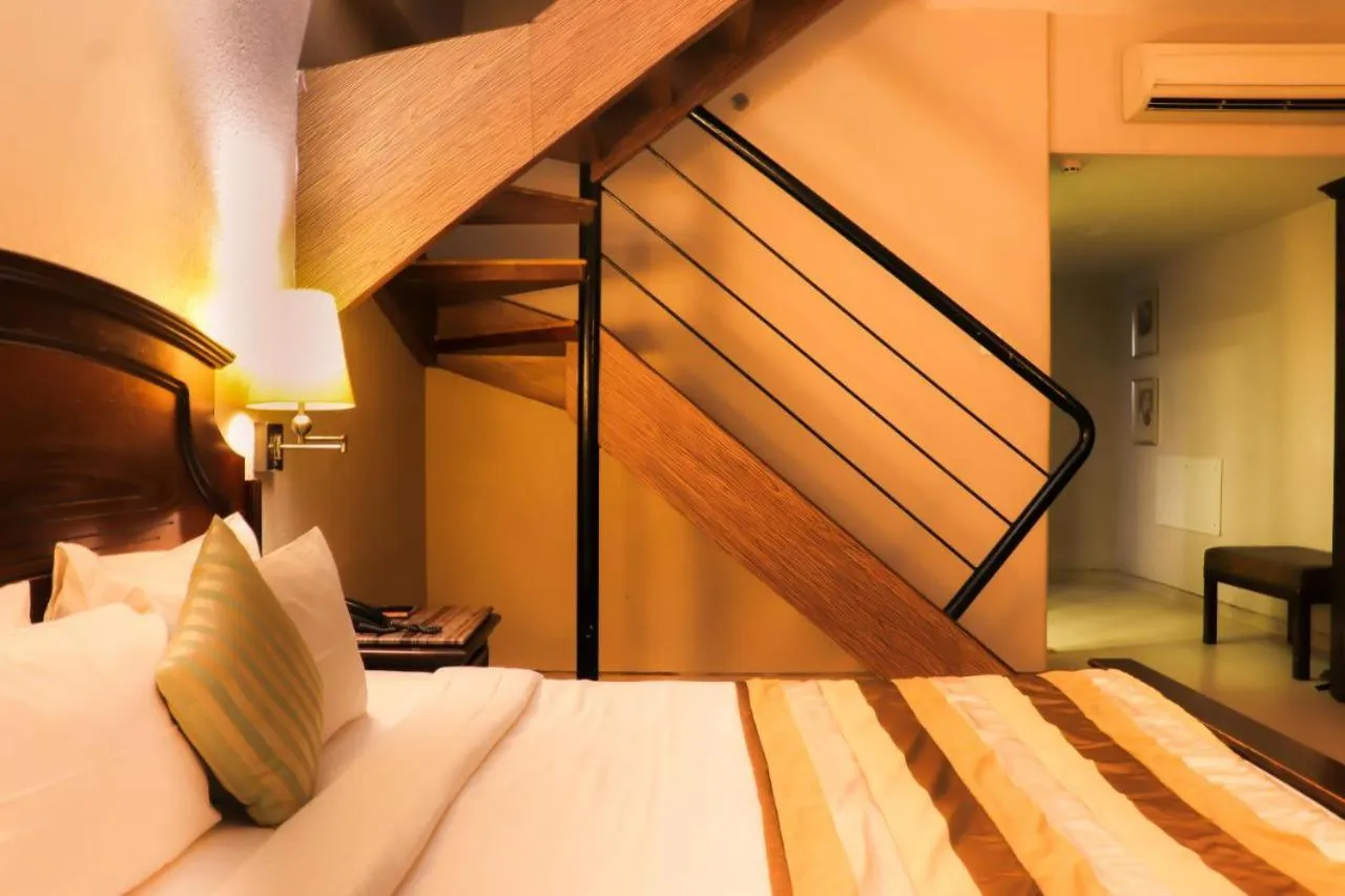 Photo of the whole room, Bed in Neelam the Glitz