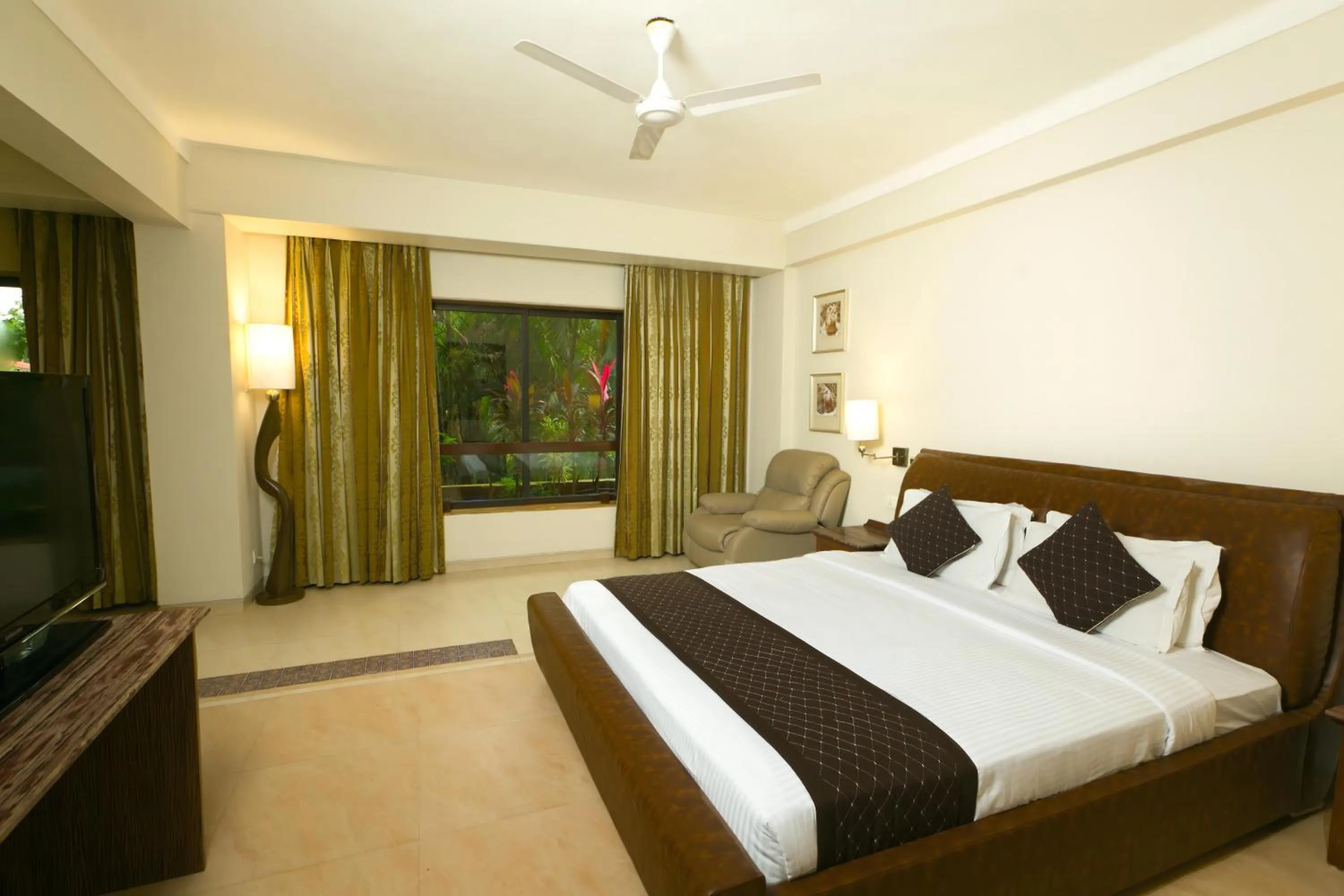 Bedroom, Bed in Neelam the Glitz