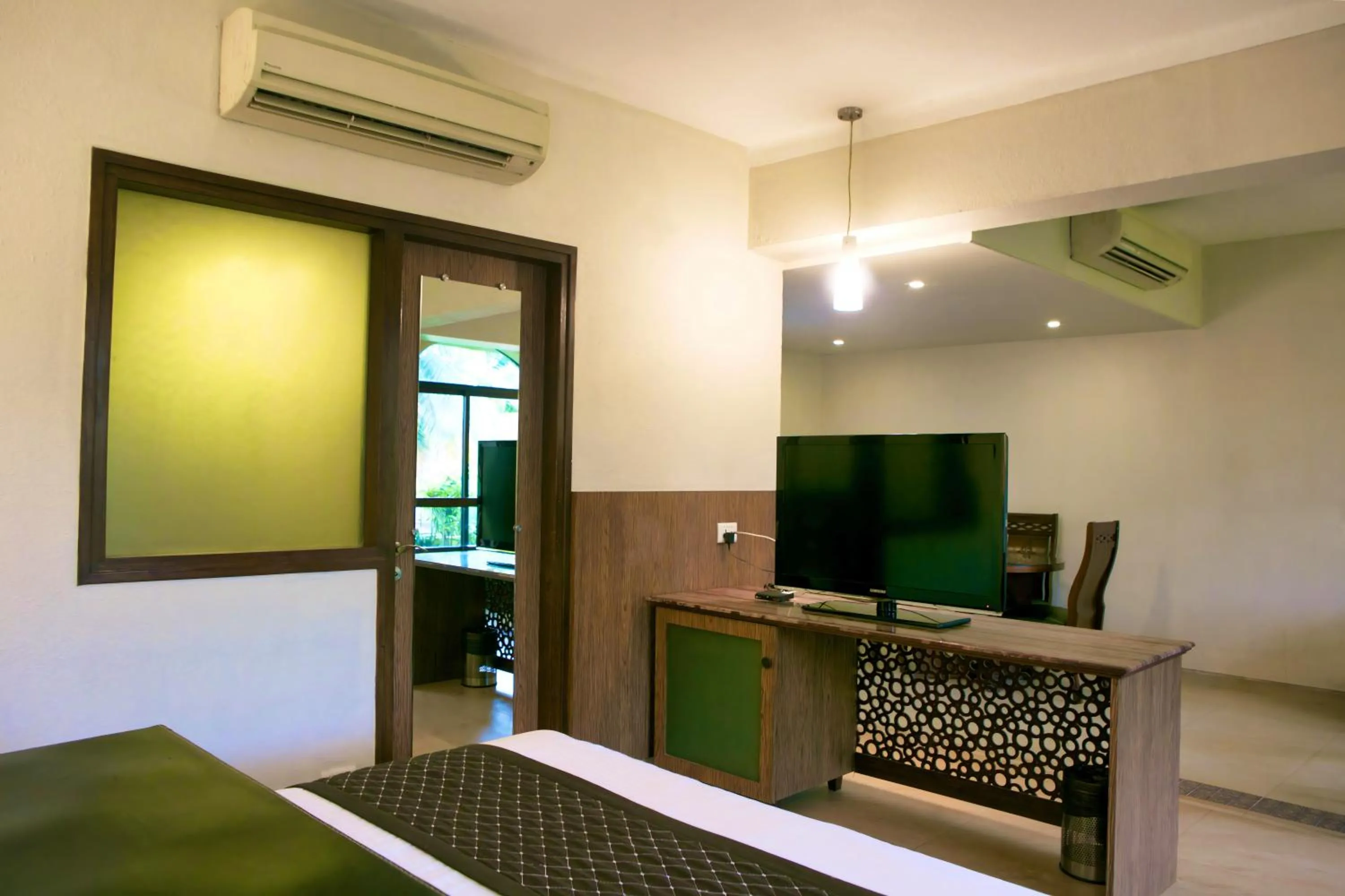 TV and multimedia in Neelam the Glitz