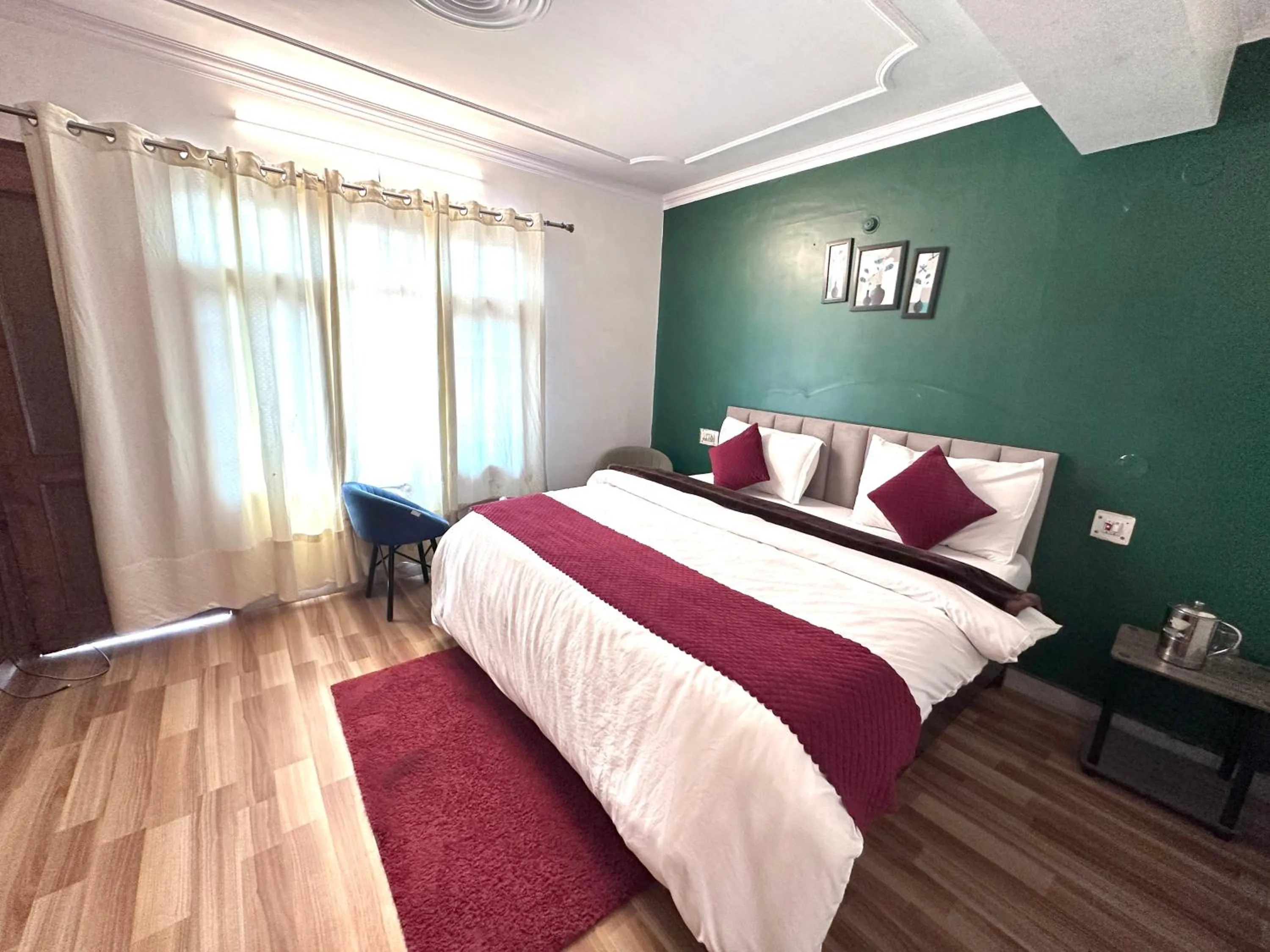 Bedroom, Bed in The Misty Pines Inn