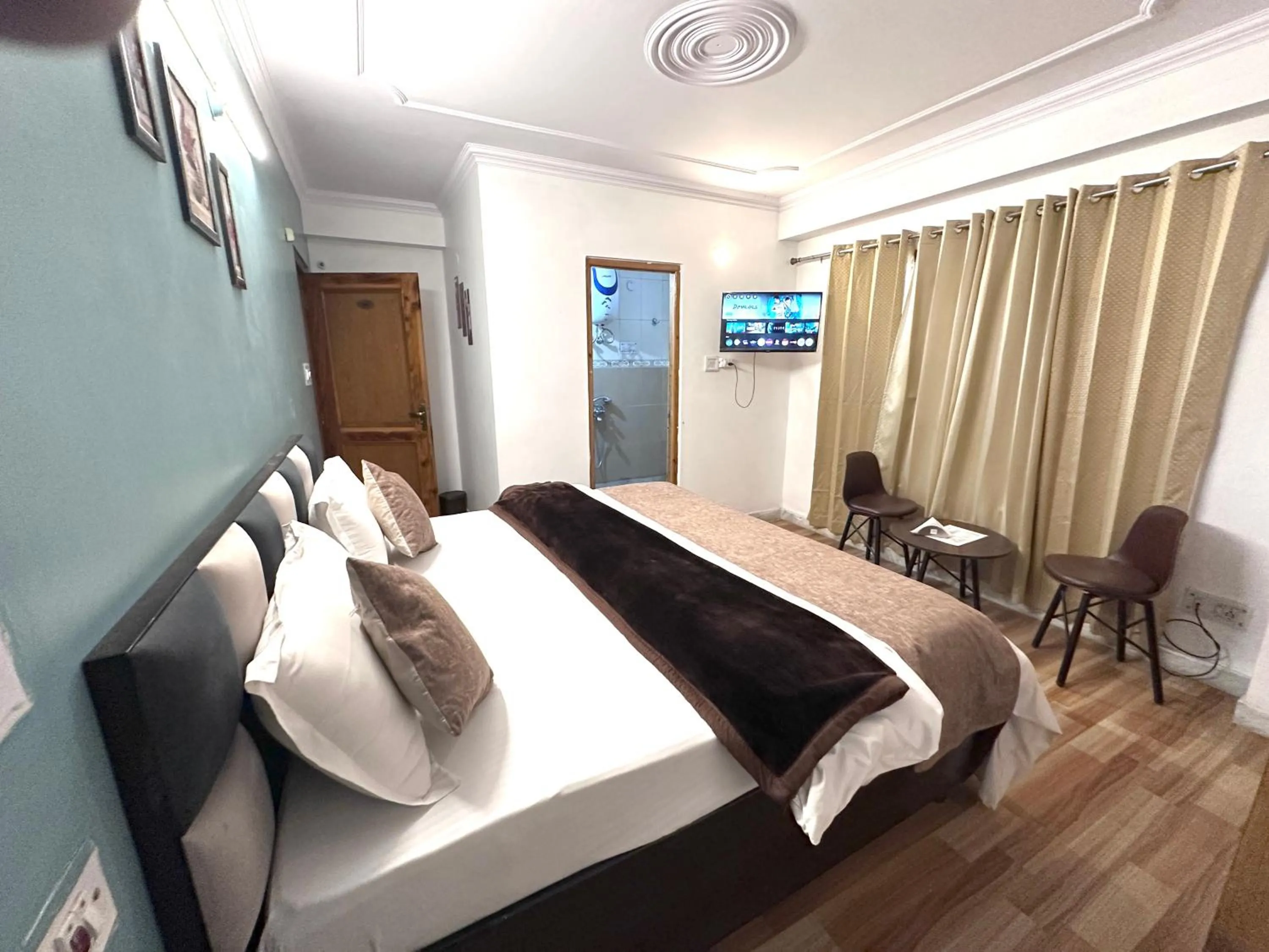 Bedroom, Bed in The Misty Pines Inn