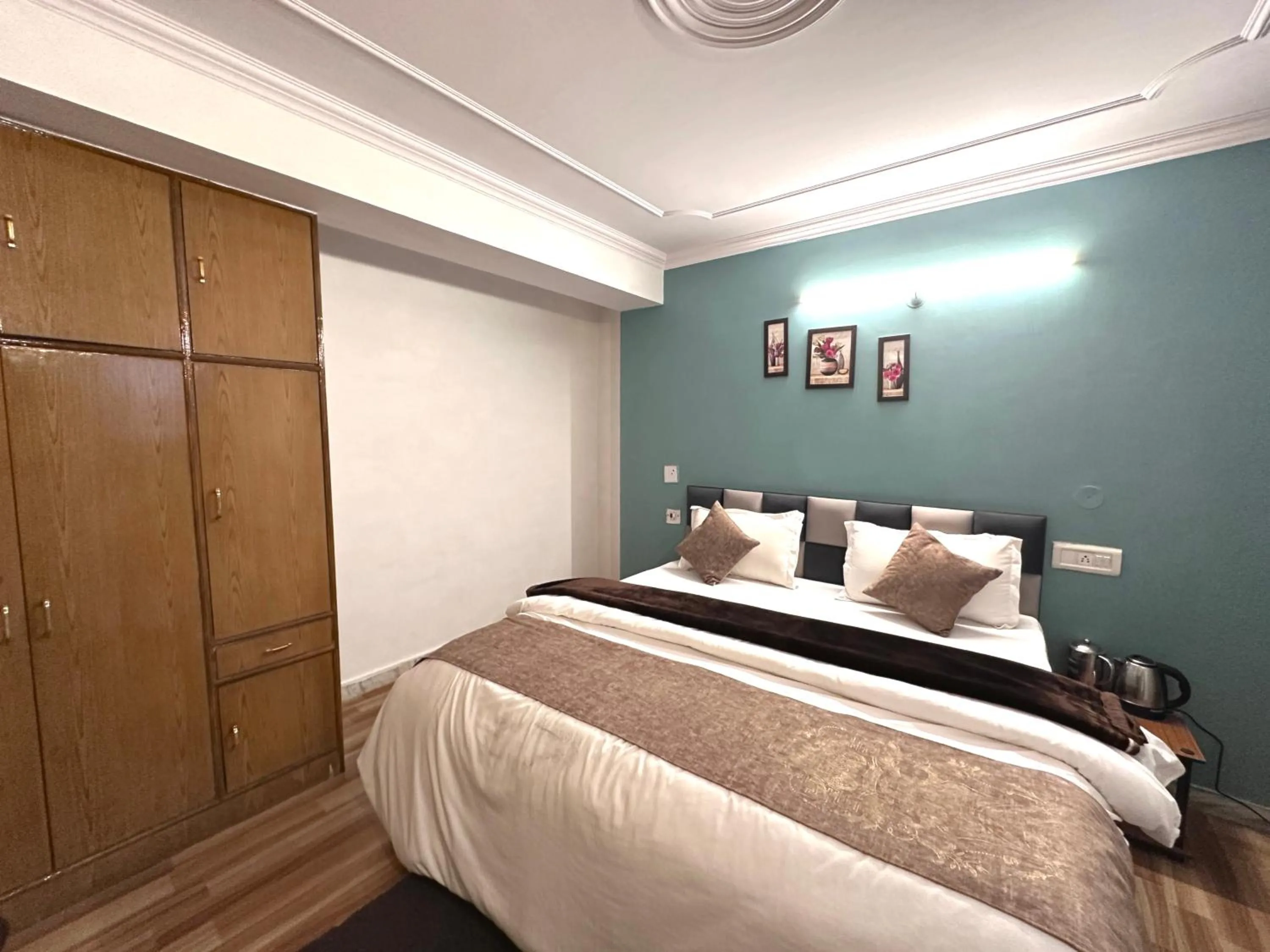 Bedroom, Bed in The Misty Pines Inn