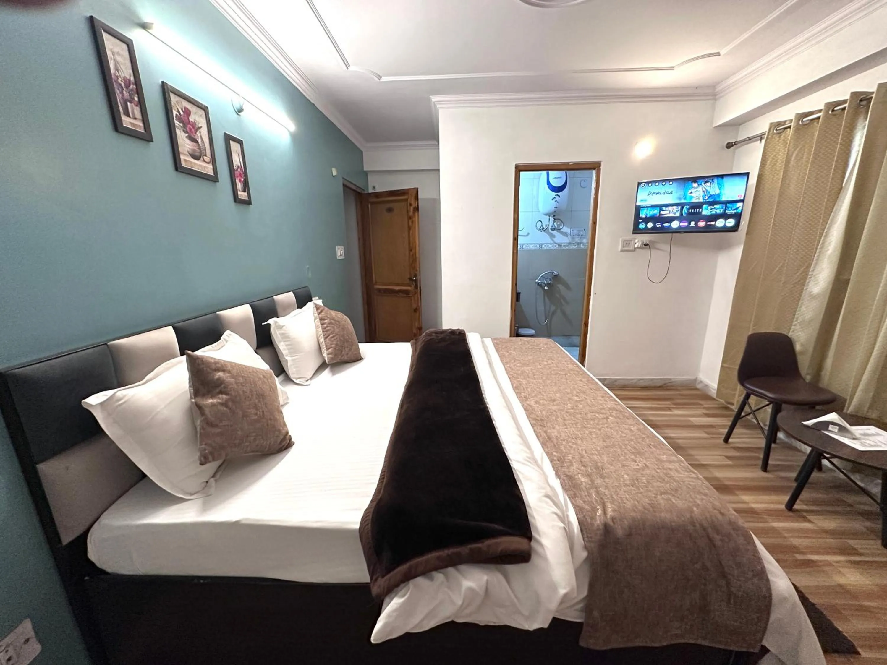 Bedroom, Bed in The Misty Pines Inn